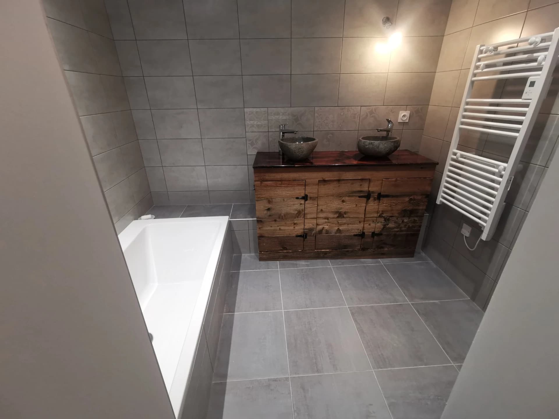 Meuble vasque sur-mesure en vieux bois à Celliers – vue du chantier 13