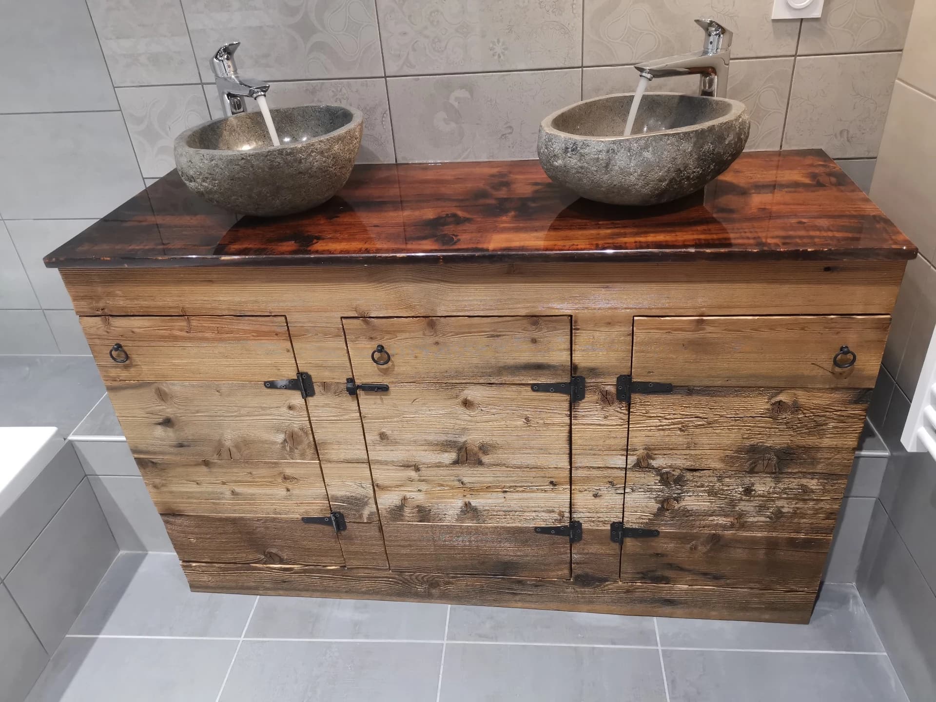 Meuble vasque sur-mesure en vieux bois à Celliers – vue du chantier 16