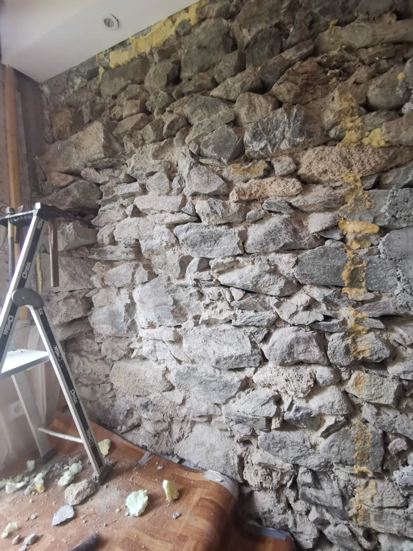 Joints chaux et habillage bois sur un mur en pierre à Celliers – vue du chantier 24