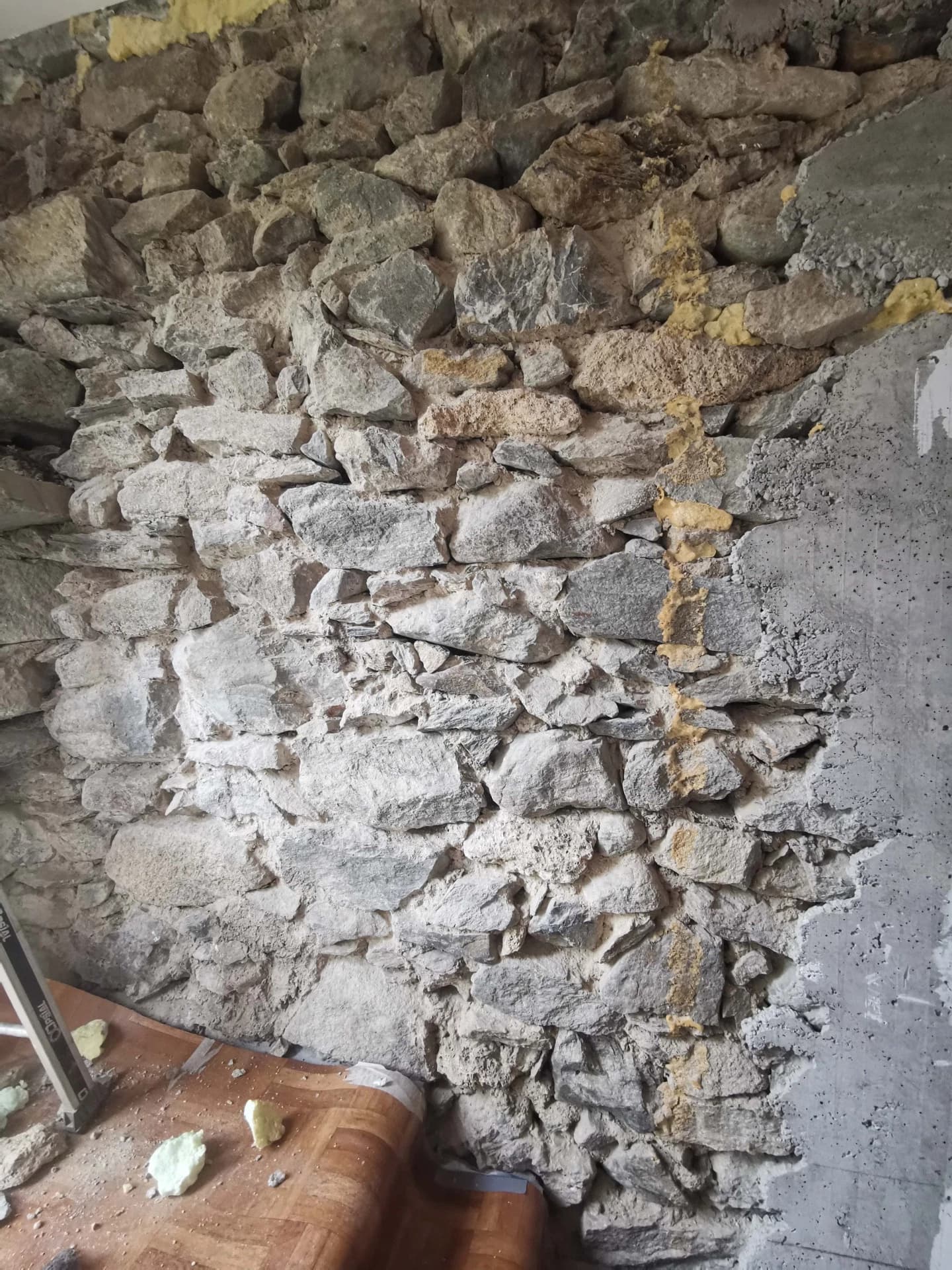 Joints chaux et habillage bois sur un mur en pierre à Celliers – vue du chantier 4
