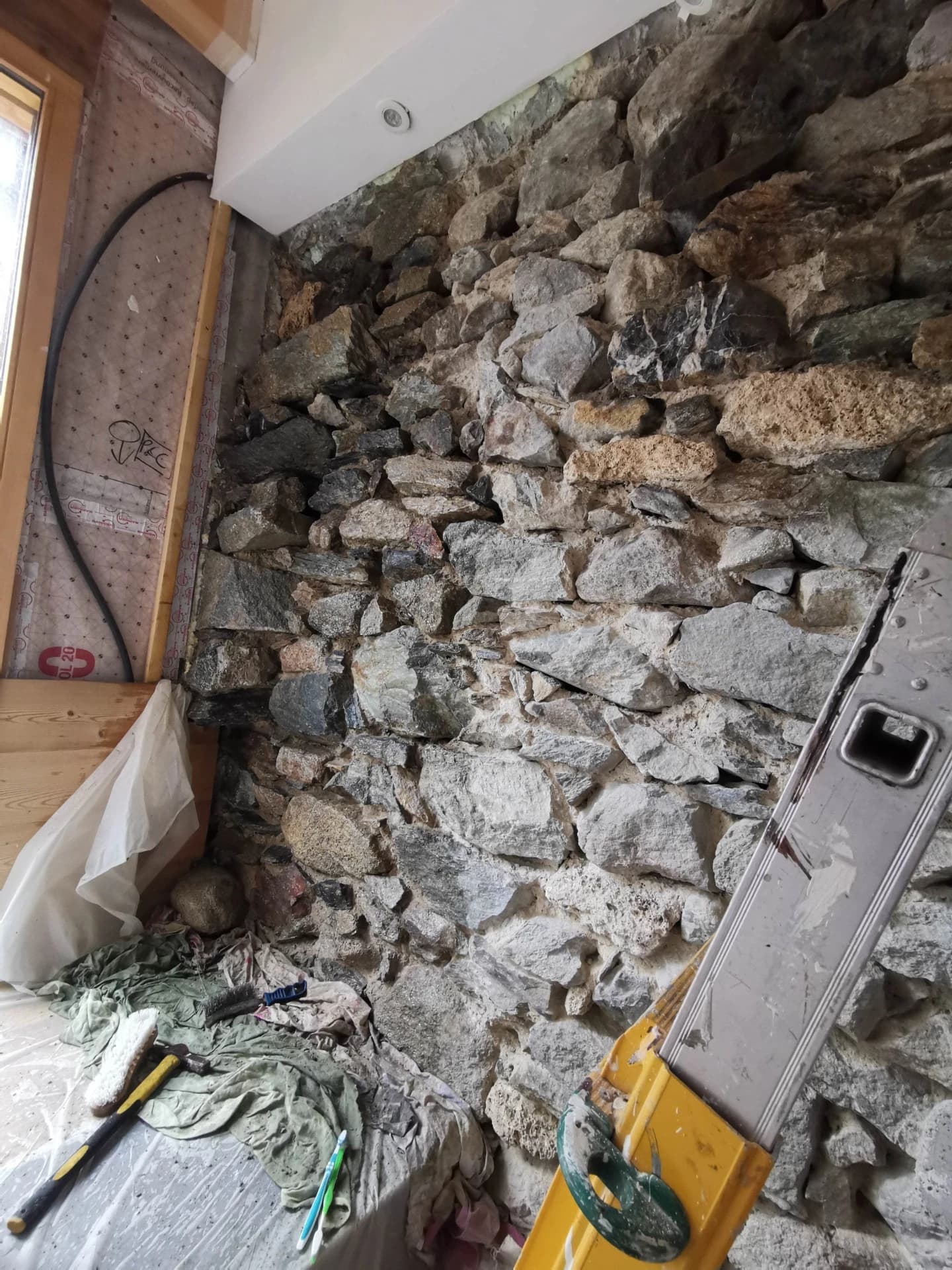 Dépose de l'ancien joint entre les pierres