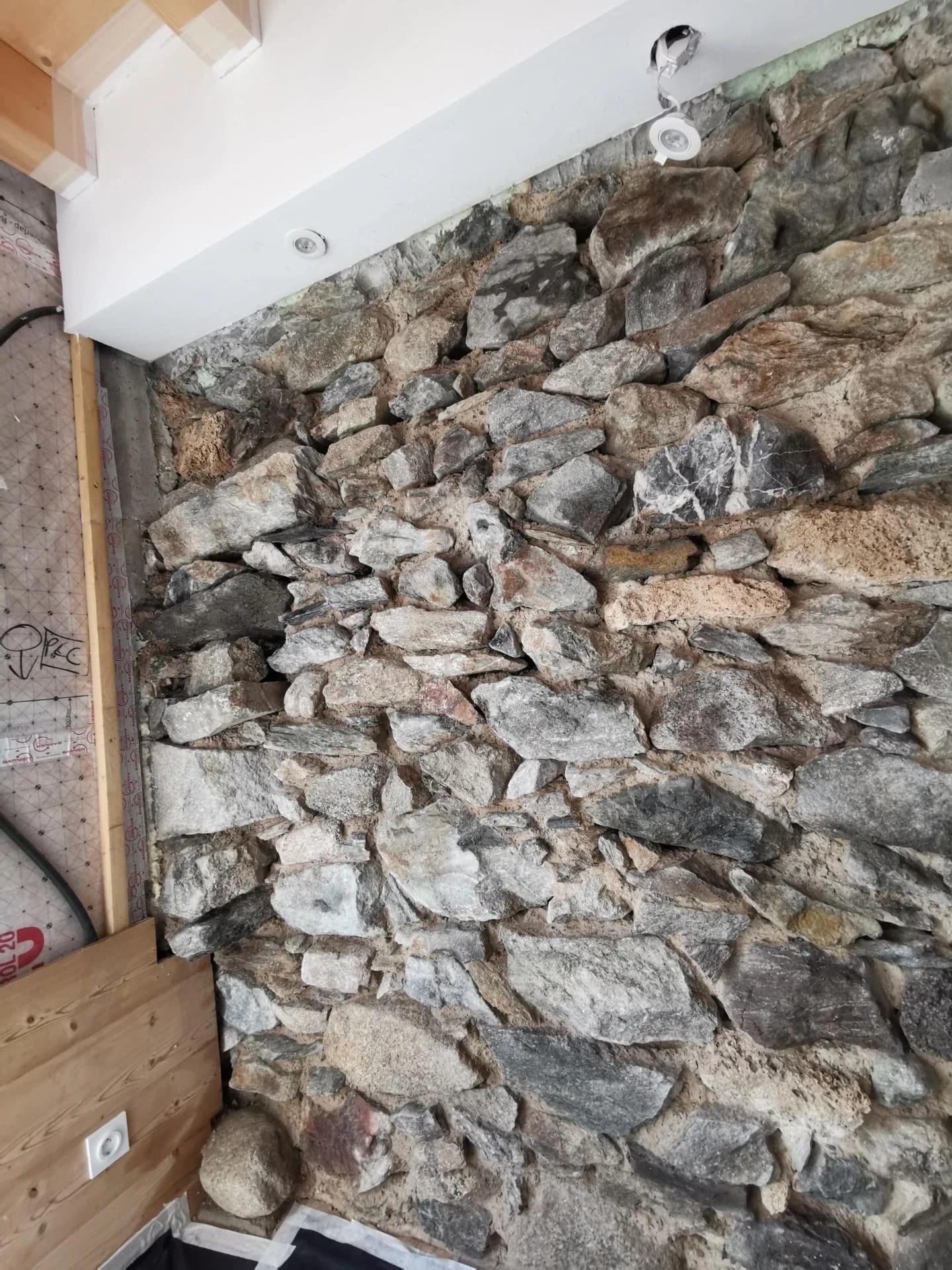 Joints chaux et habillage bois sur un mur en pierre à Celliers – vue du chantier 25