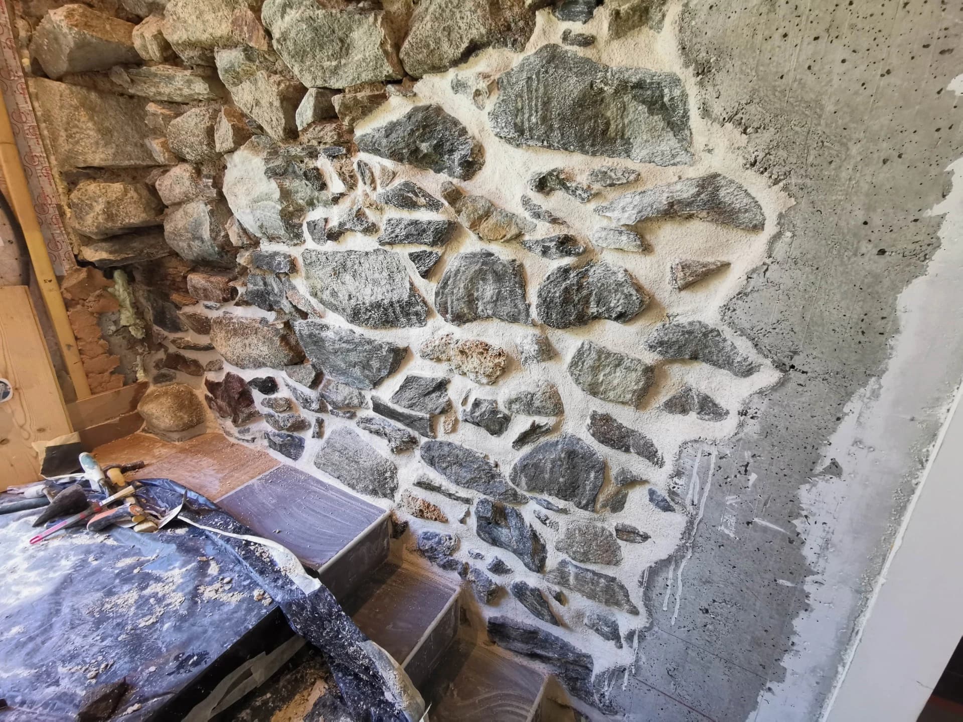 Joints chaux et habillage bois sur un mur en pierre à Celliers – vue du chantier 14