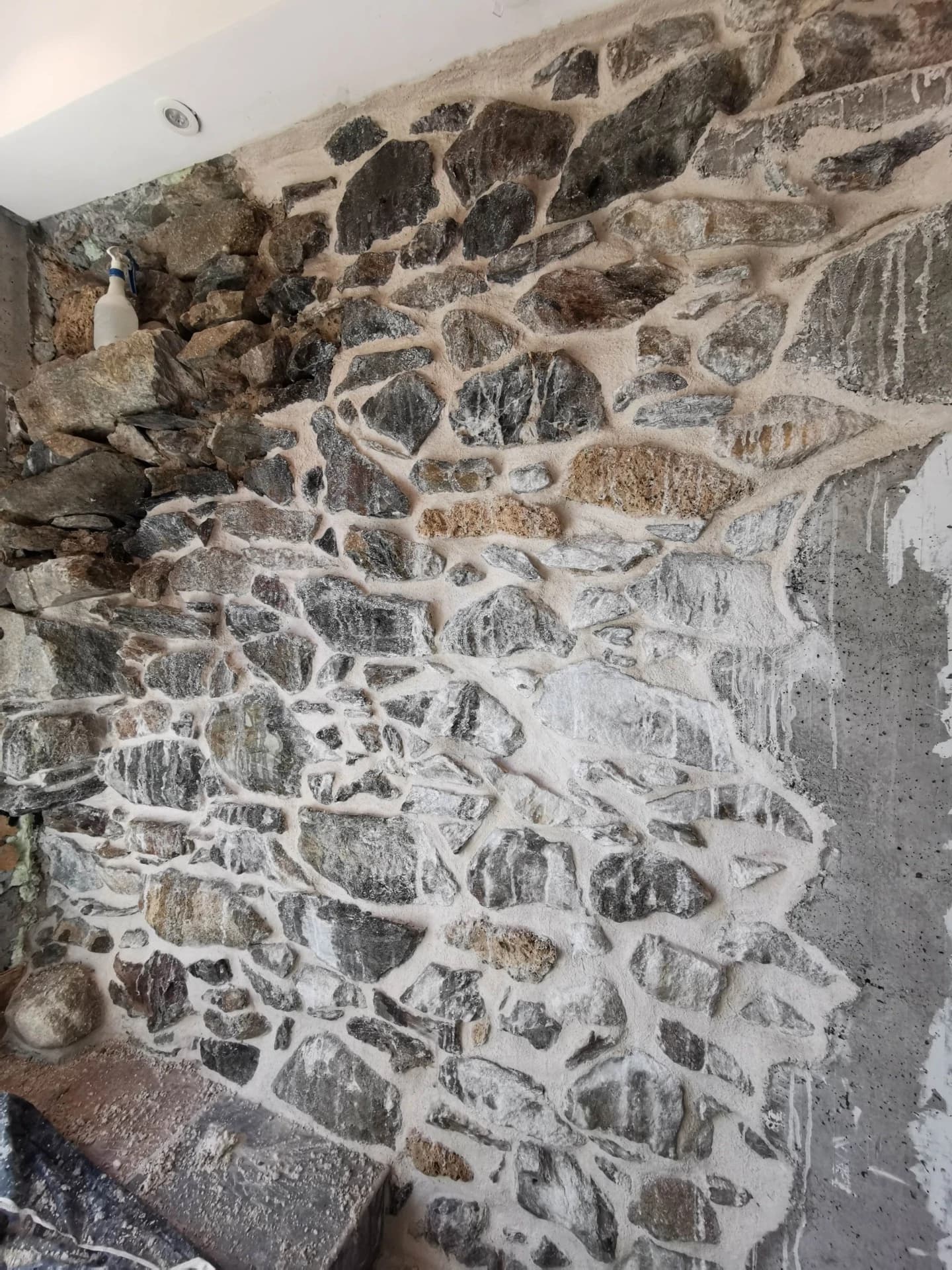 Joints chaux et habillage bois sur un mur en pierre à Celliers – vue du chantier 8