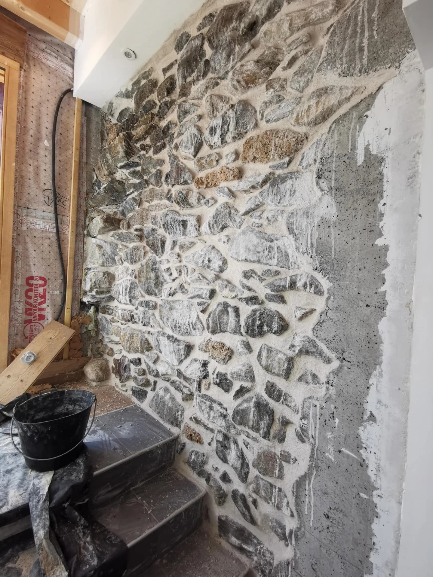 Joints chaux et habillage bois sur un mur en pierre à Celliers – vue du chantier 9
