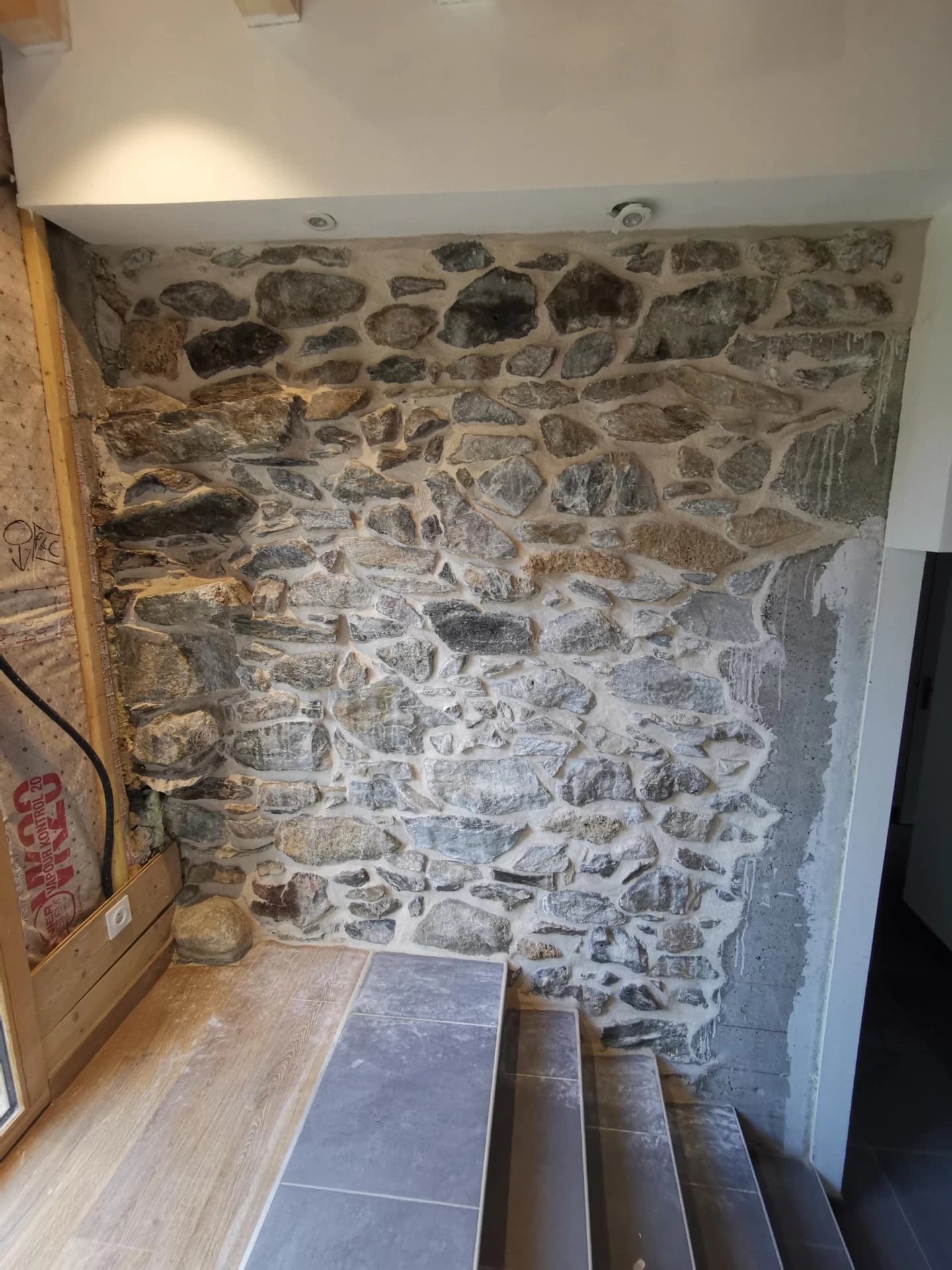 Joints chaux et habillage bois sur un mur en pierre à Celliers – vue du chantier 26
