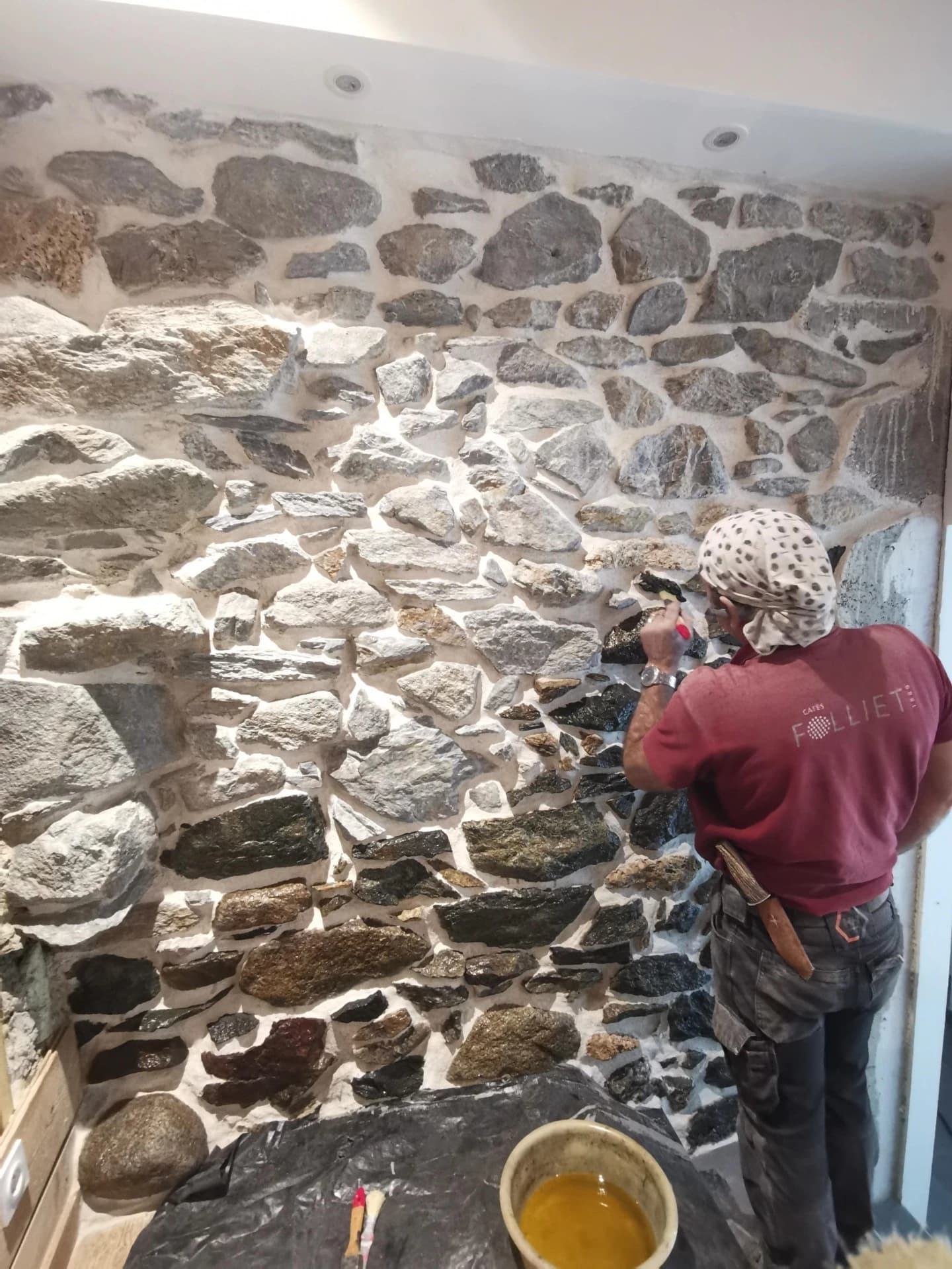 Joints chaux et habillage bois sur un mur en pierre à Celliers – vue du chantier 15