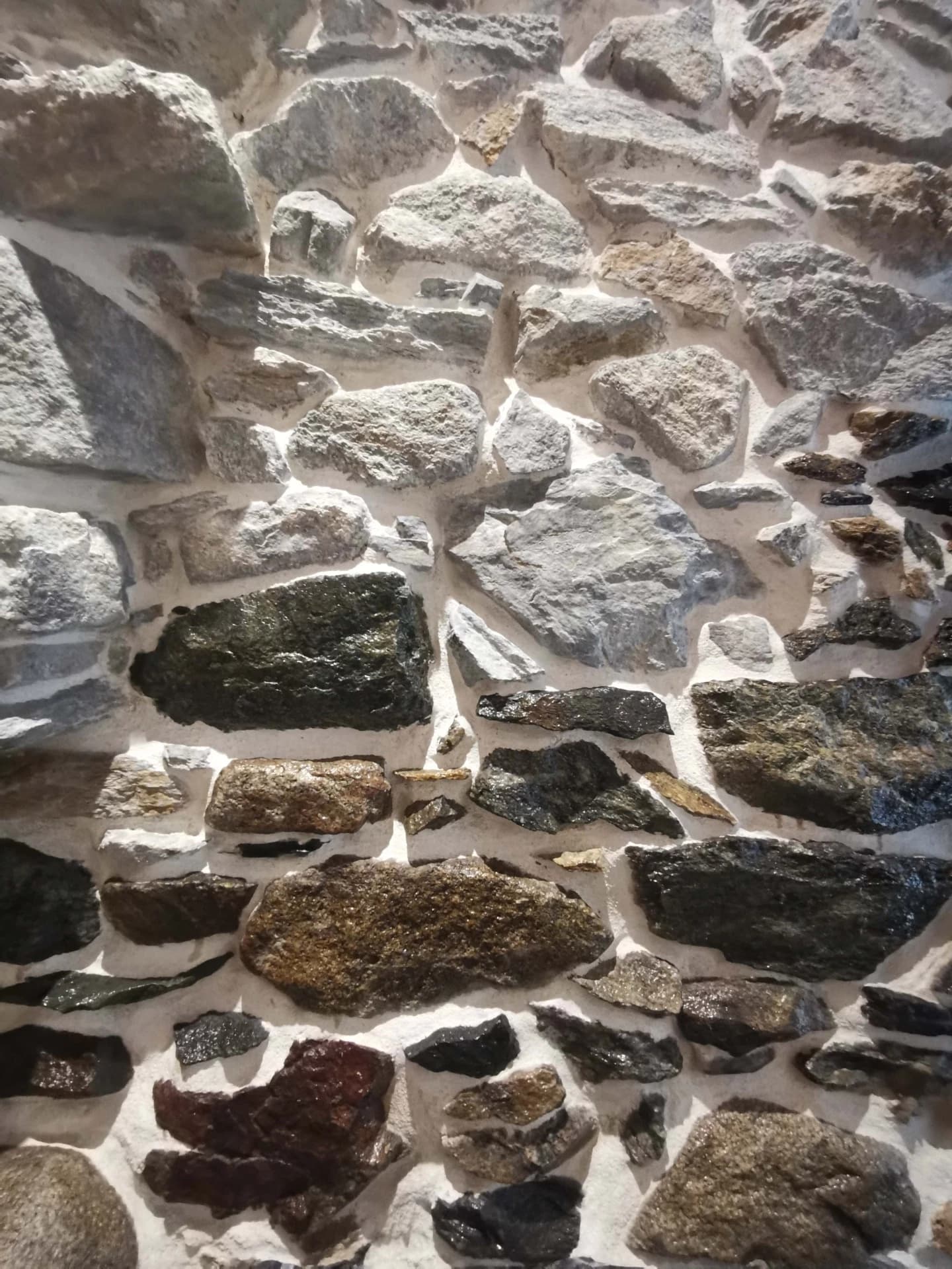 Joints chaux et habillage bois sur un mur en pierre à Celliers – vue du chantier 16