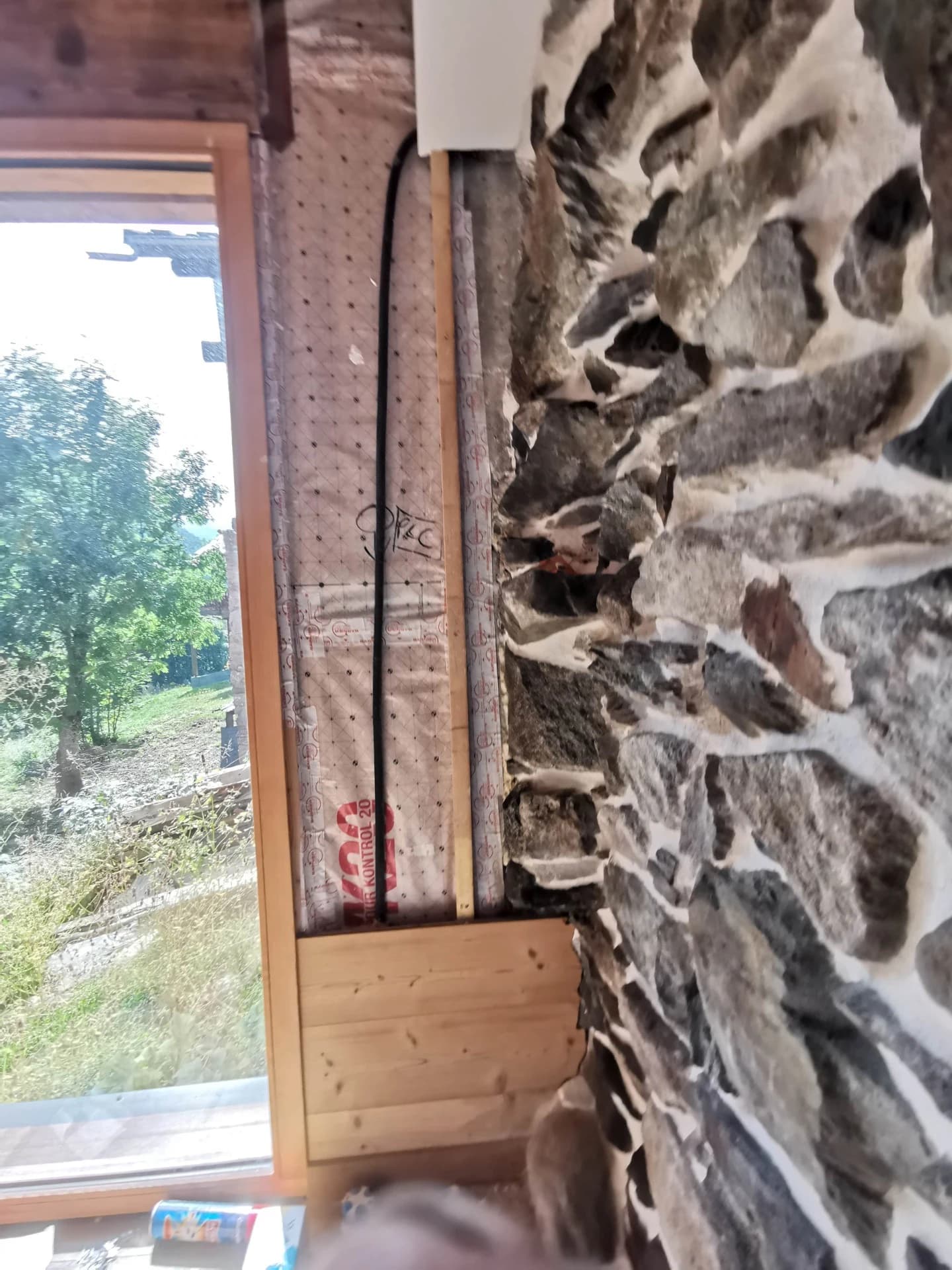 Découpe et pose du bardage contre le mur