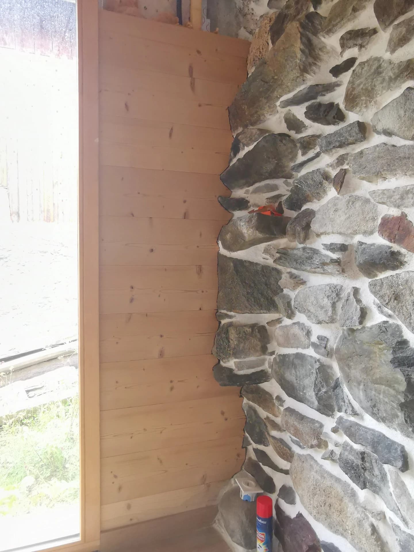 Joints chaux et habillage bois sur un mur en pierre à Celliers – vue du chantier 19