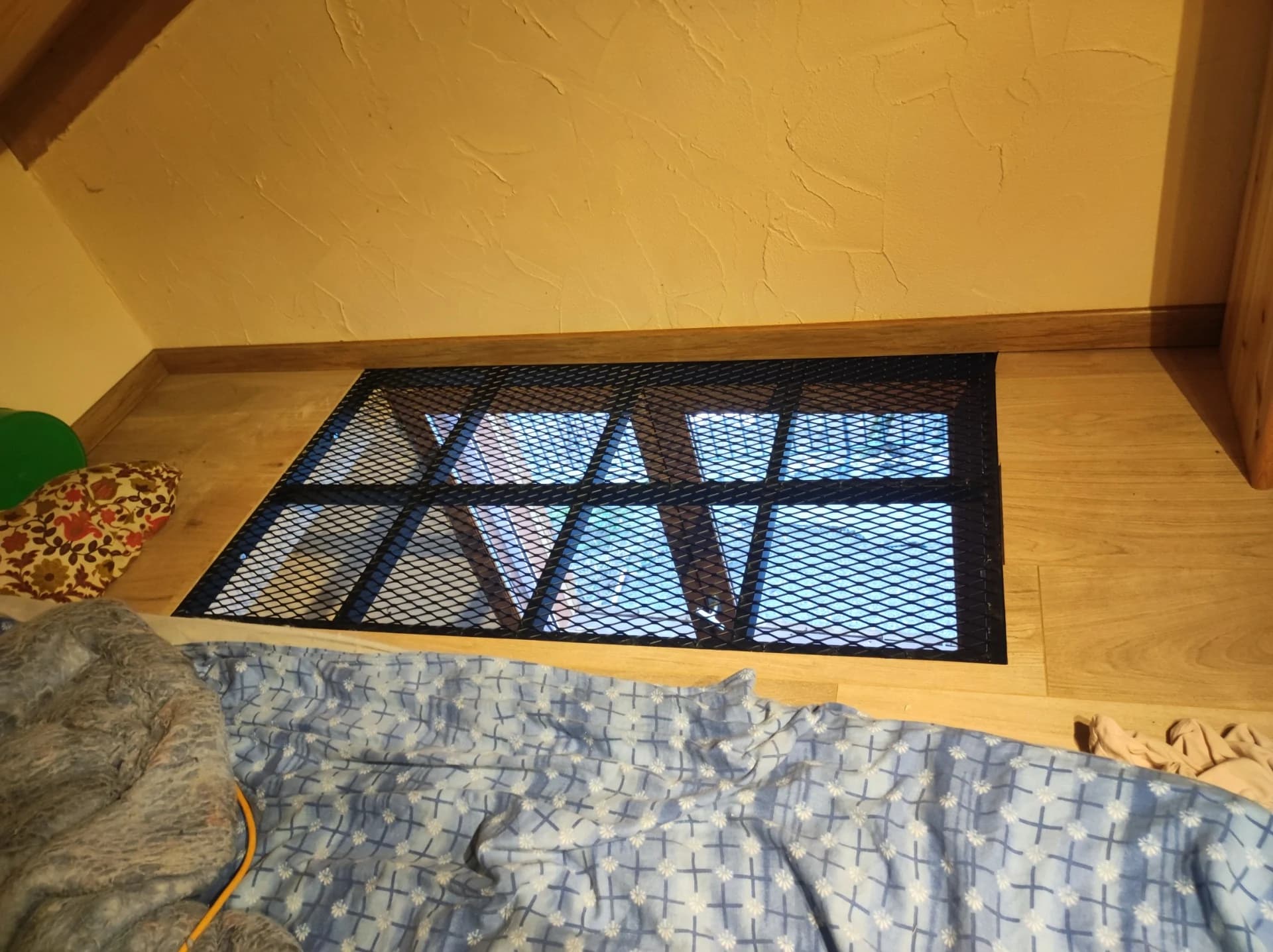 Création d'un cadre ferraille soudé avec grille déployée, à la demande du client