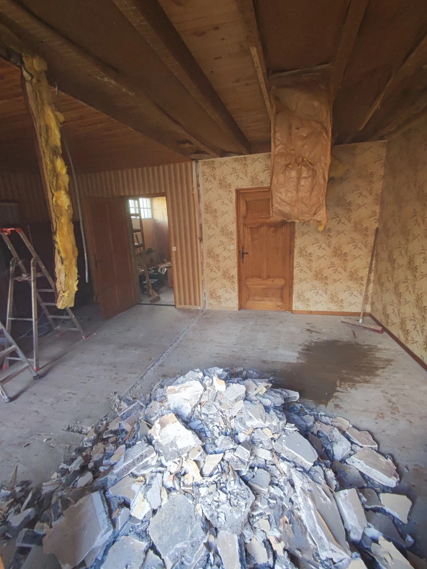 Abattage des cloisons des anciennes chambres (futur salon)