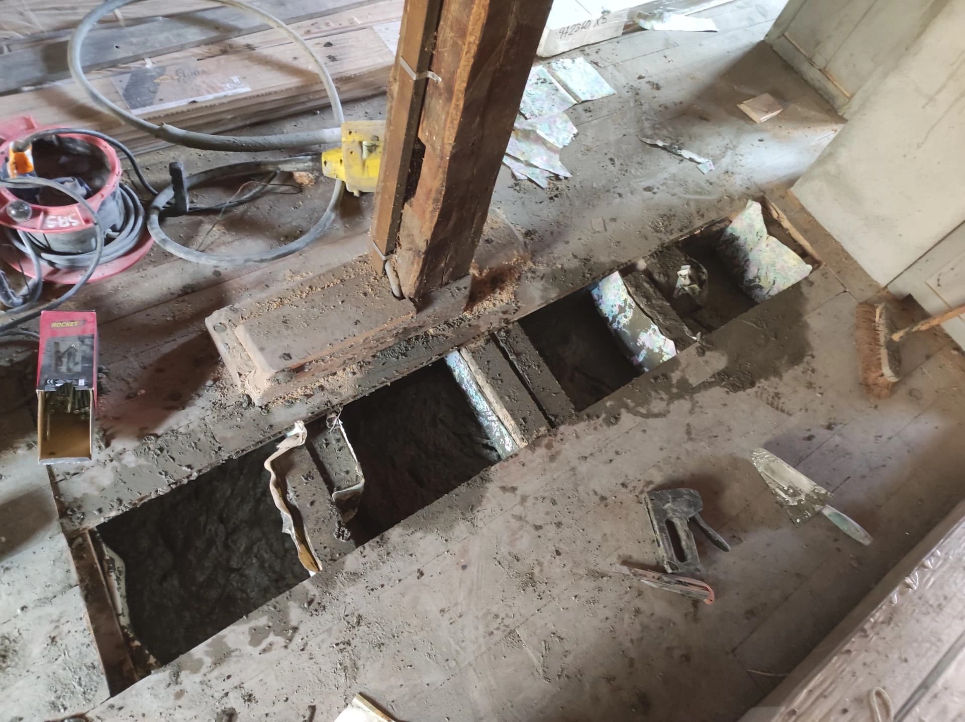 Nous ouvrons le plancher supérieur pour remplir les coffrages par le dessus