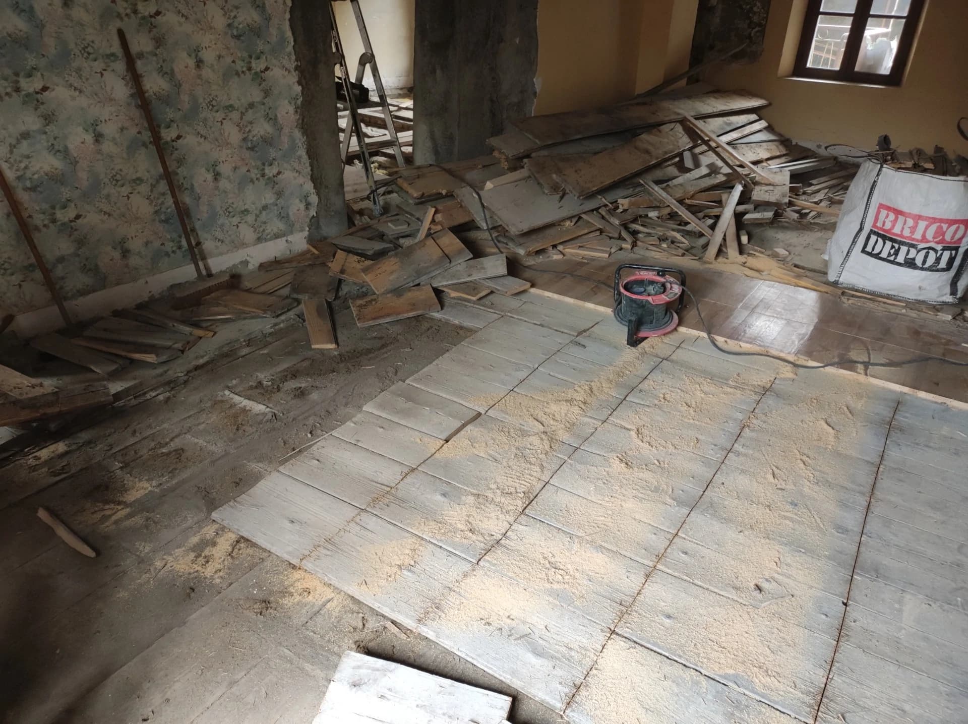 Sur toute la partie des 3 chambres + sdb ce sont 3 couches de parquet que nous découvrons