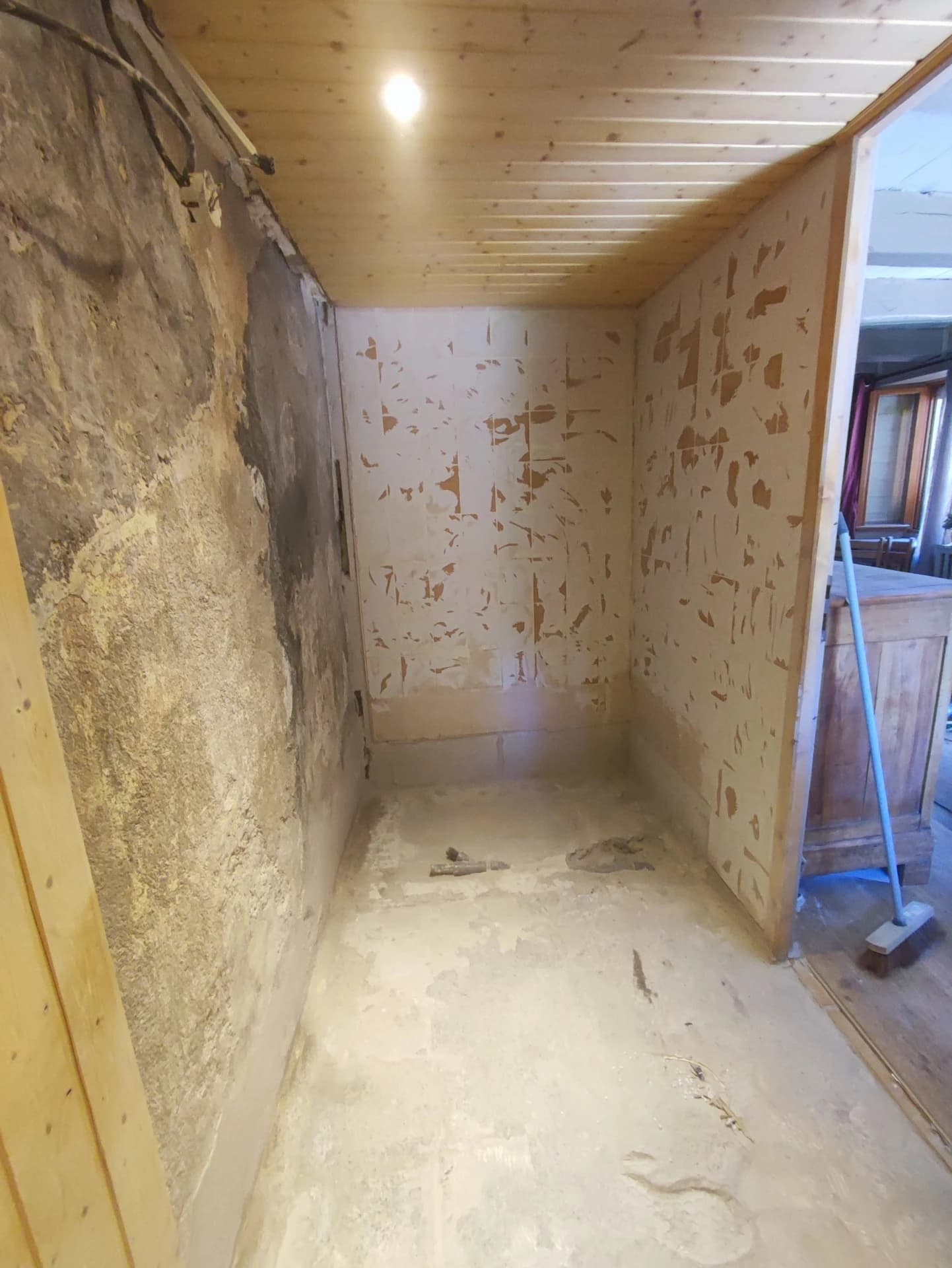 Les carreaux muraux et le sol surfacés