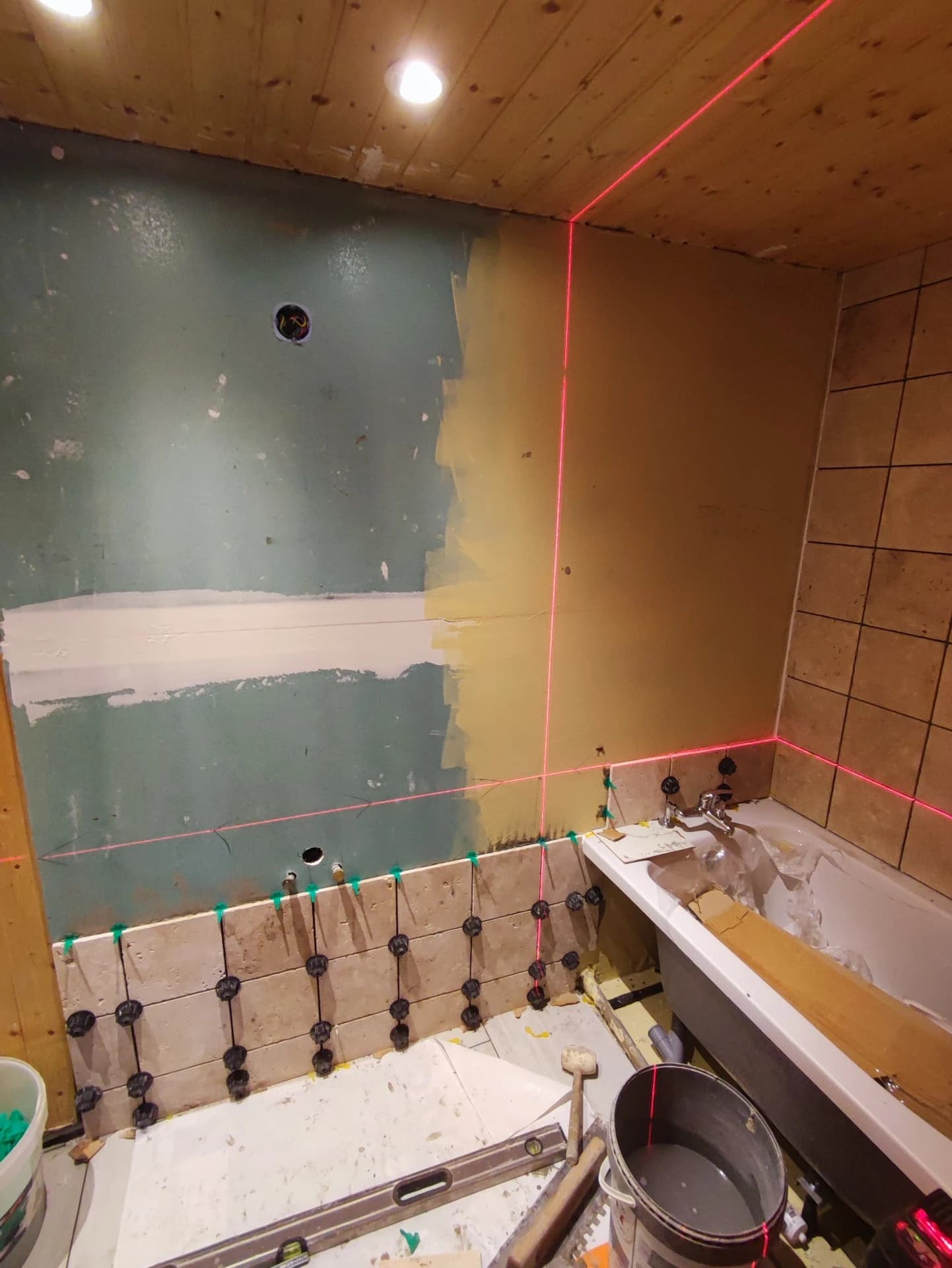 Carrelage travertin sur le 2ème mur