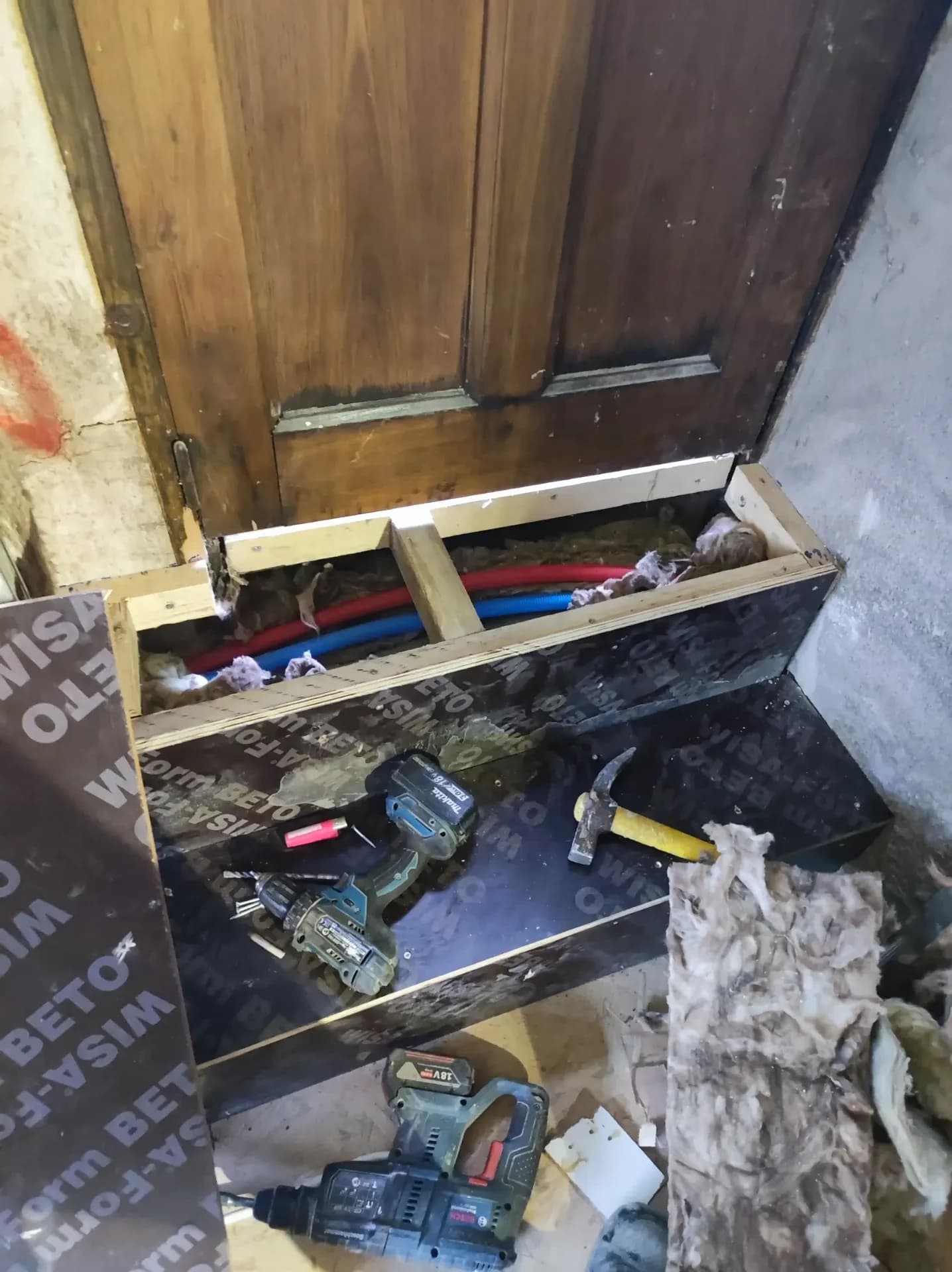Escalier devant une des deux portes d'entrée