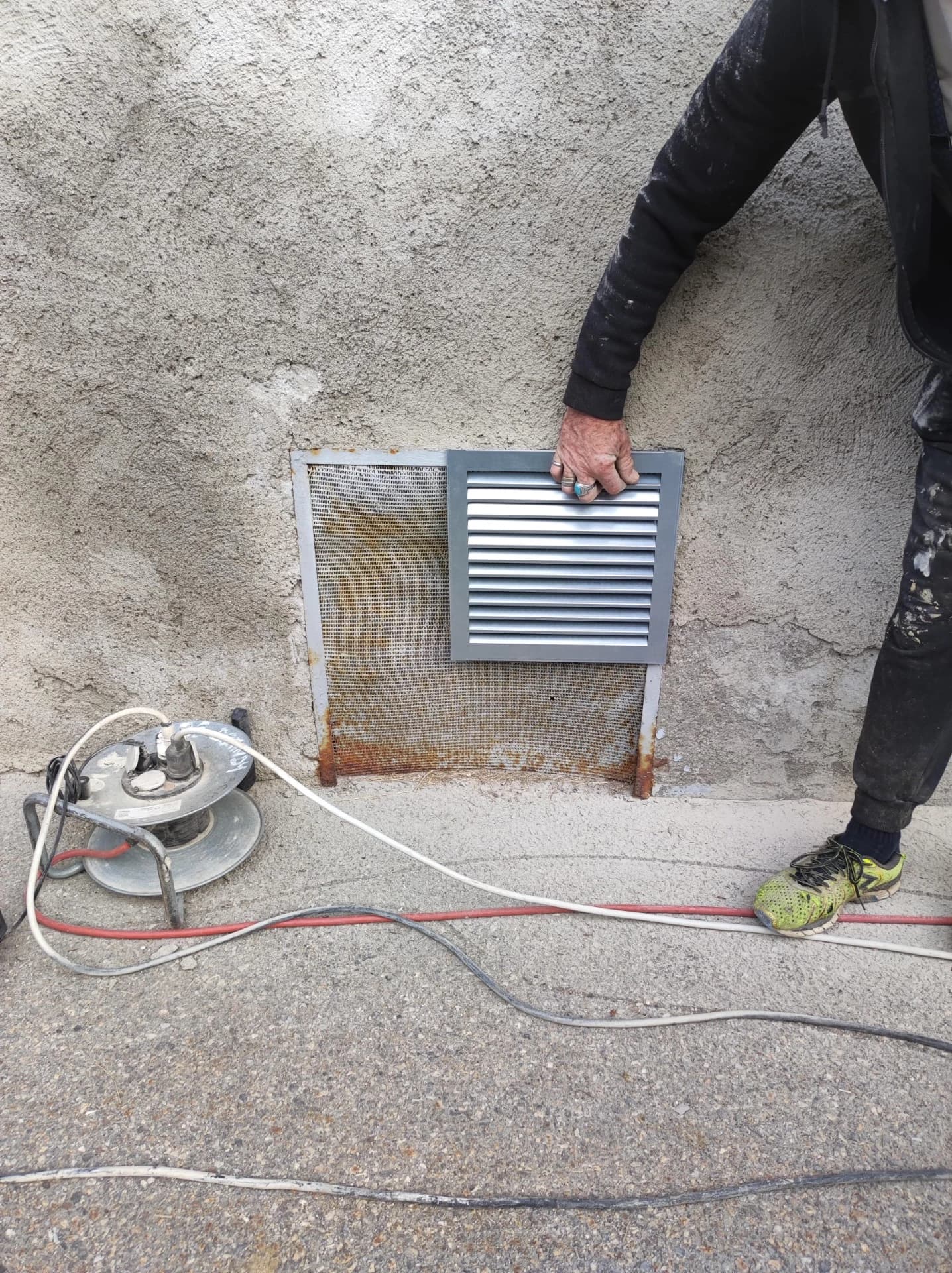 Du béton devra être coulé pour obtenir les dimesniosn de la nouvelle grille