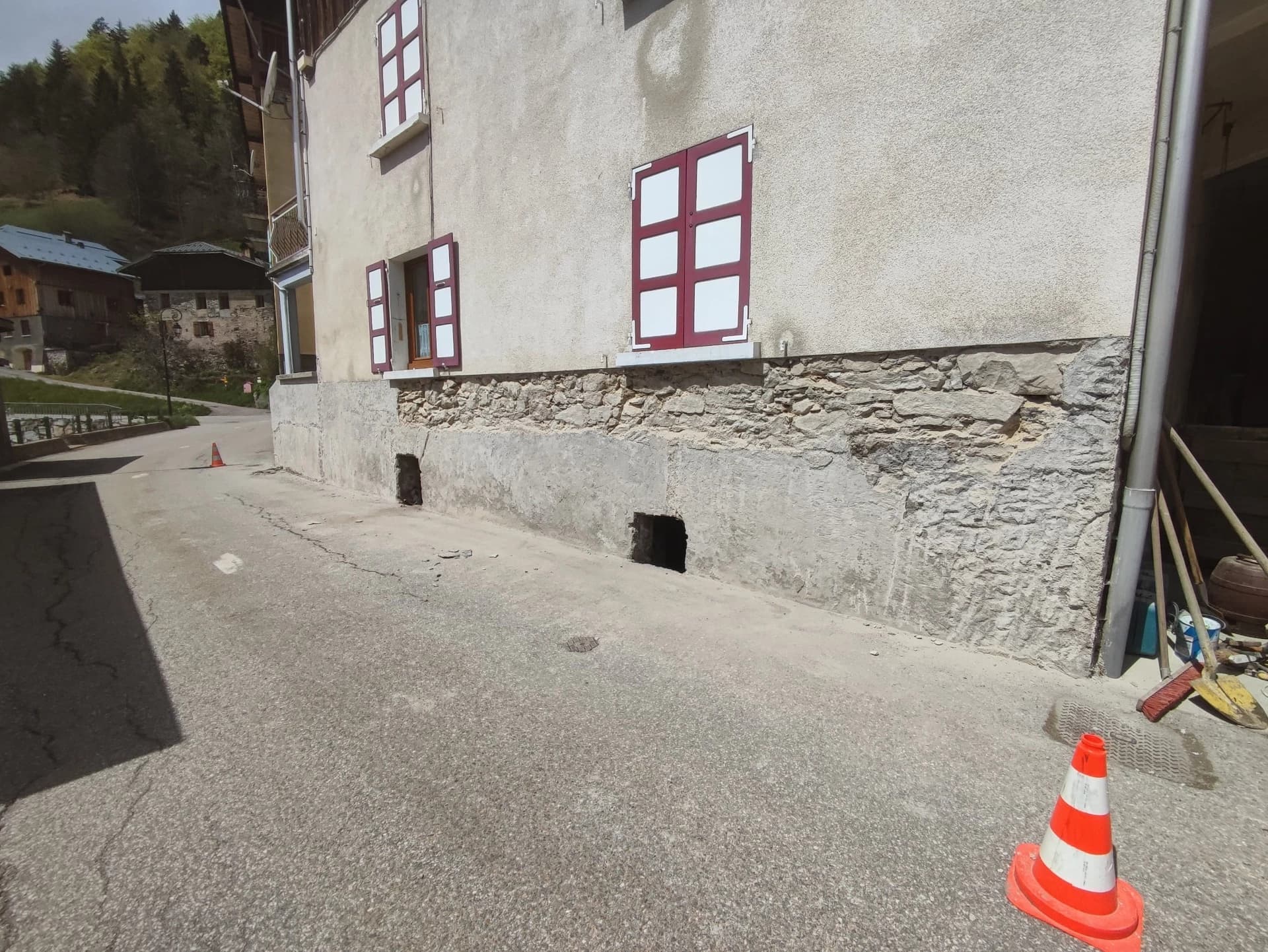 La partie haute est presque entièrement mise à nue
