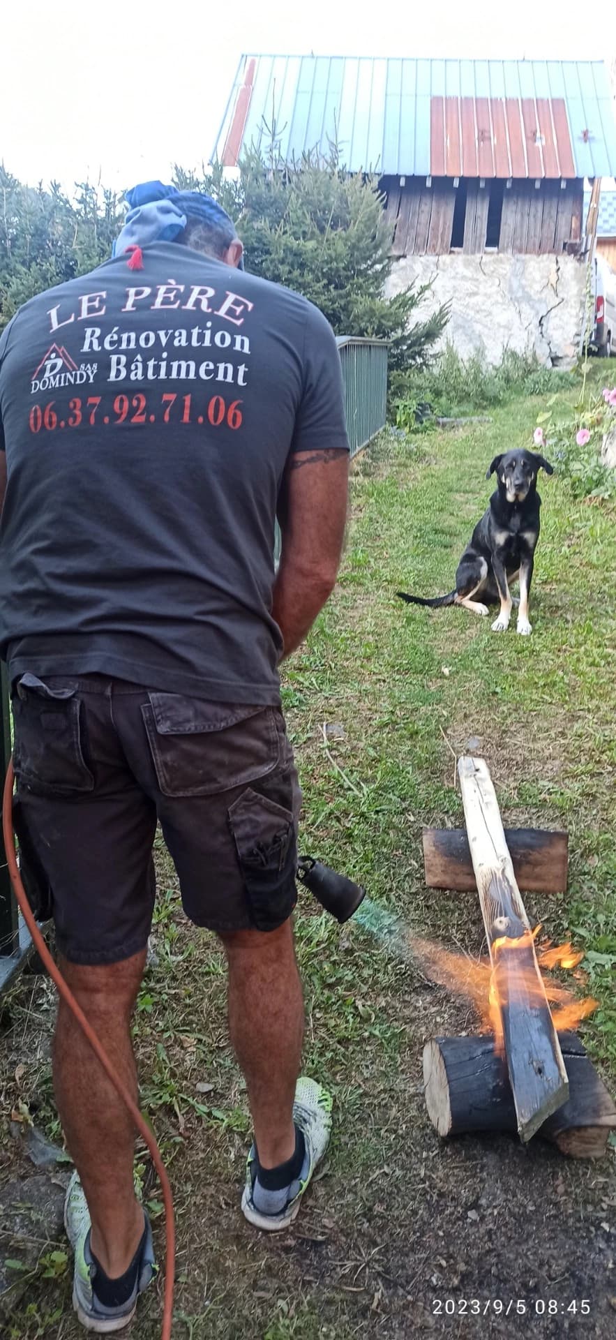 Création d'une rambarde en vieux bois sur-mesure à Celliers – vue du chantier 3