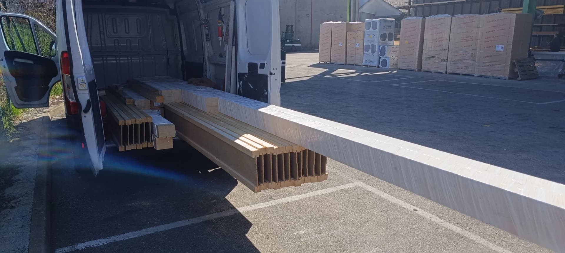 Chargement des poutrelles chez le fournisseur