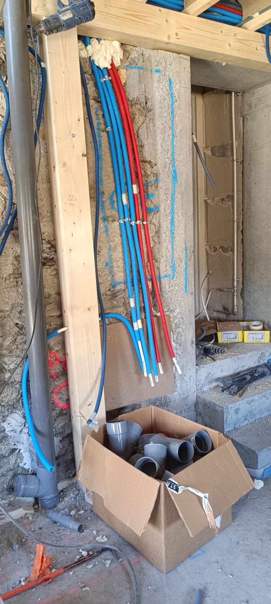 Arrivées des tubes vers le chauffe eau