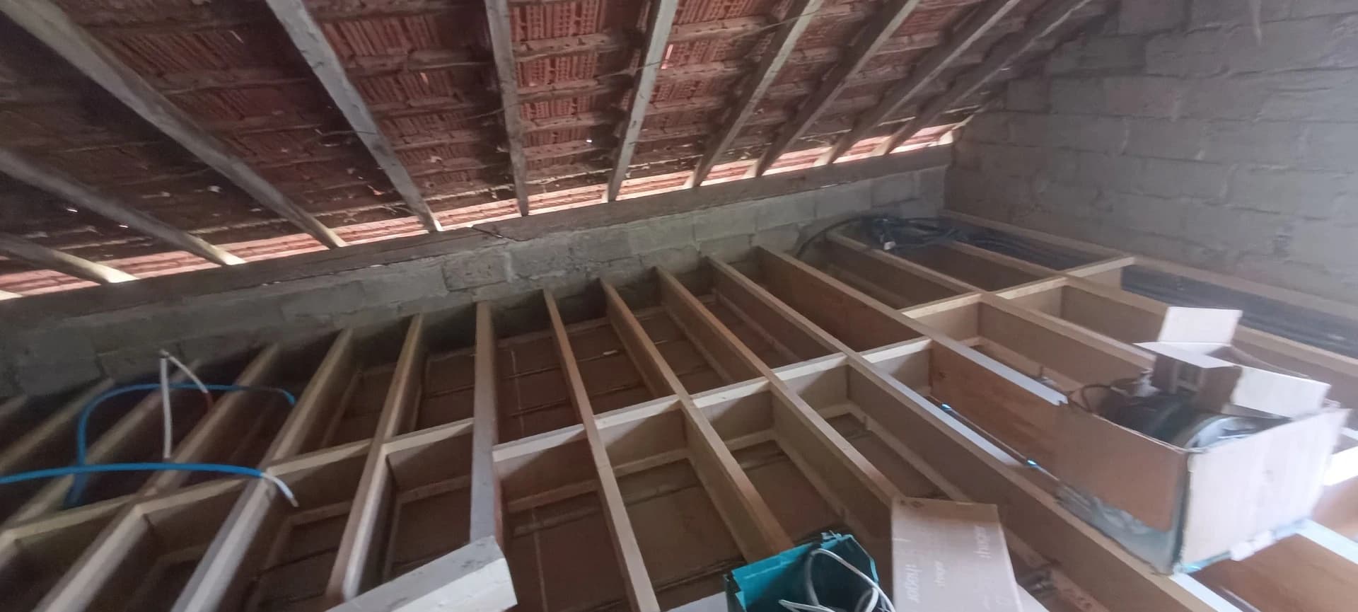 Vue du plafond plaqué depuis le solivage