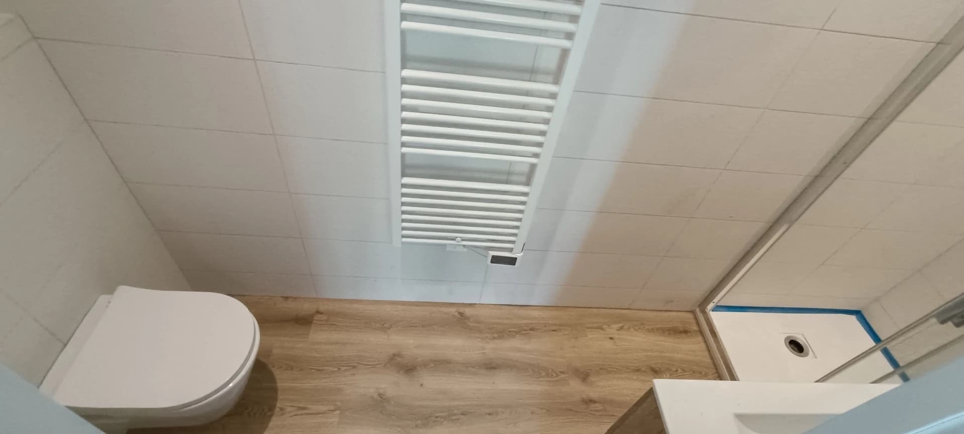 Pose du sol dans la salle de bain