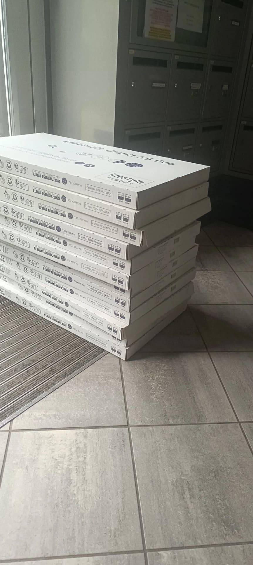 Approvisionnement des dalles PVC