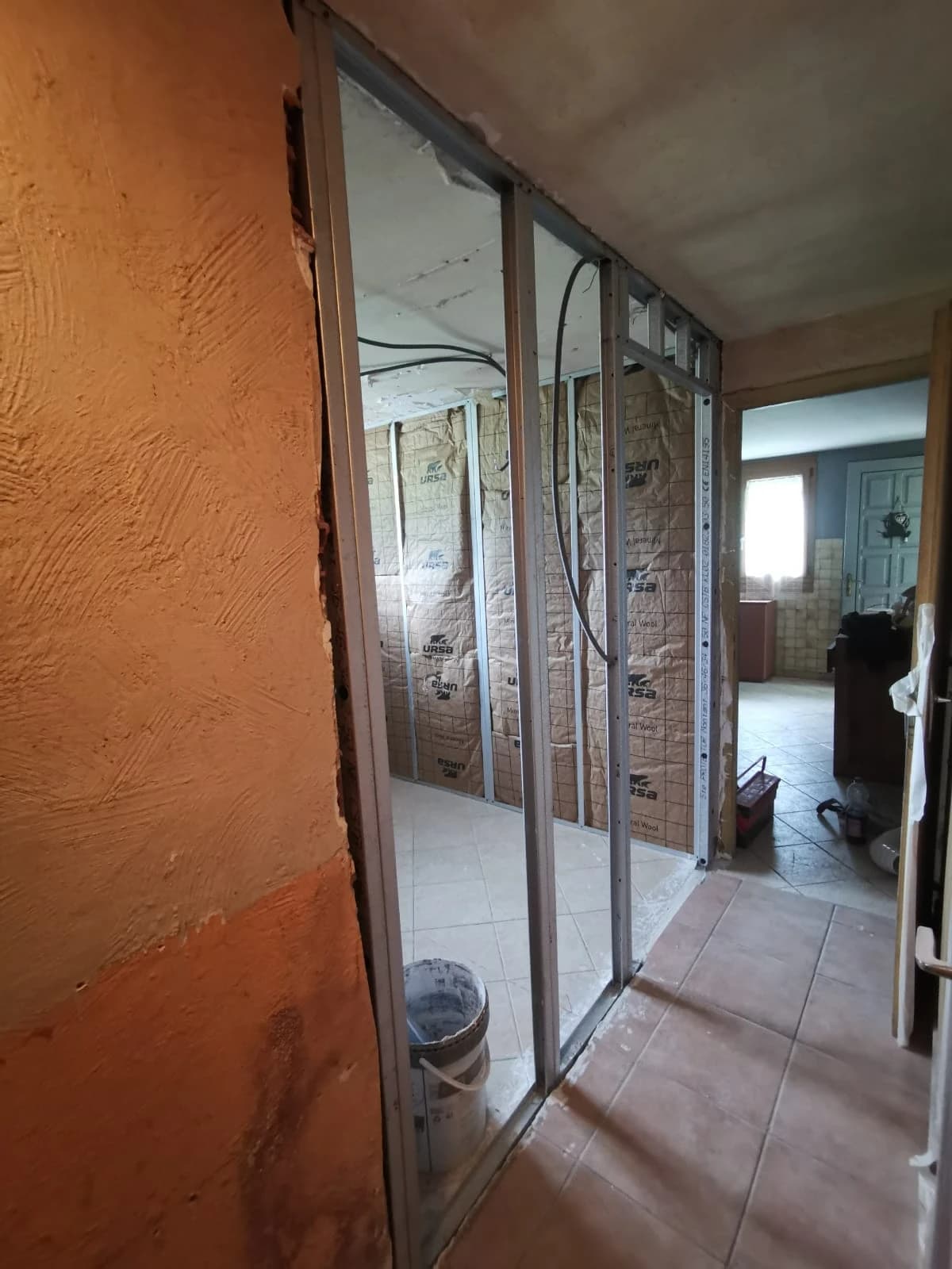 L'ossature de la nouvelle cloison de la porte