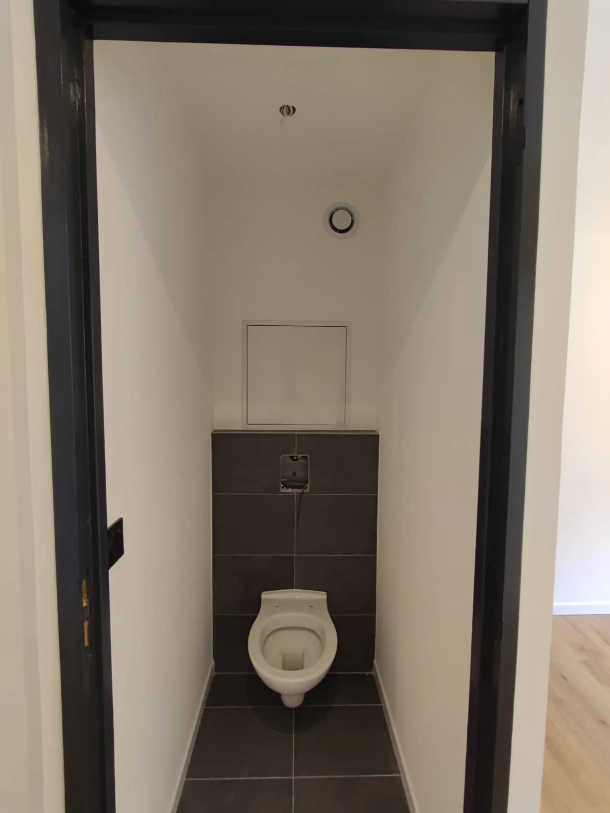 Pose d'un WC suspendu à Méribel – réalisation DOMINDY RÉNOVATION