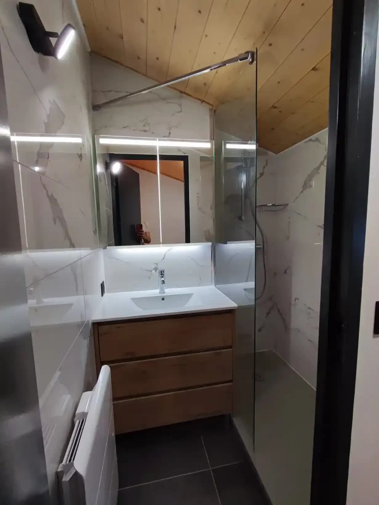 La salle de bain de marbre Rénovation d'un duplex à Méribel comprenant une salle de bain