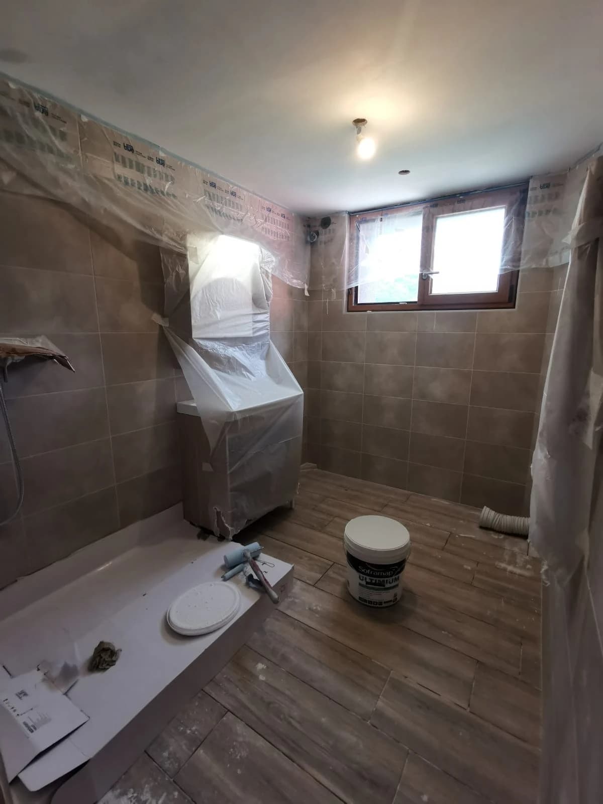 Pose du meuble vasque et du miroir. Camouflage puis peinture du plafond