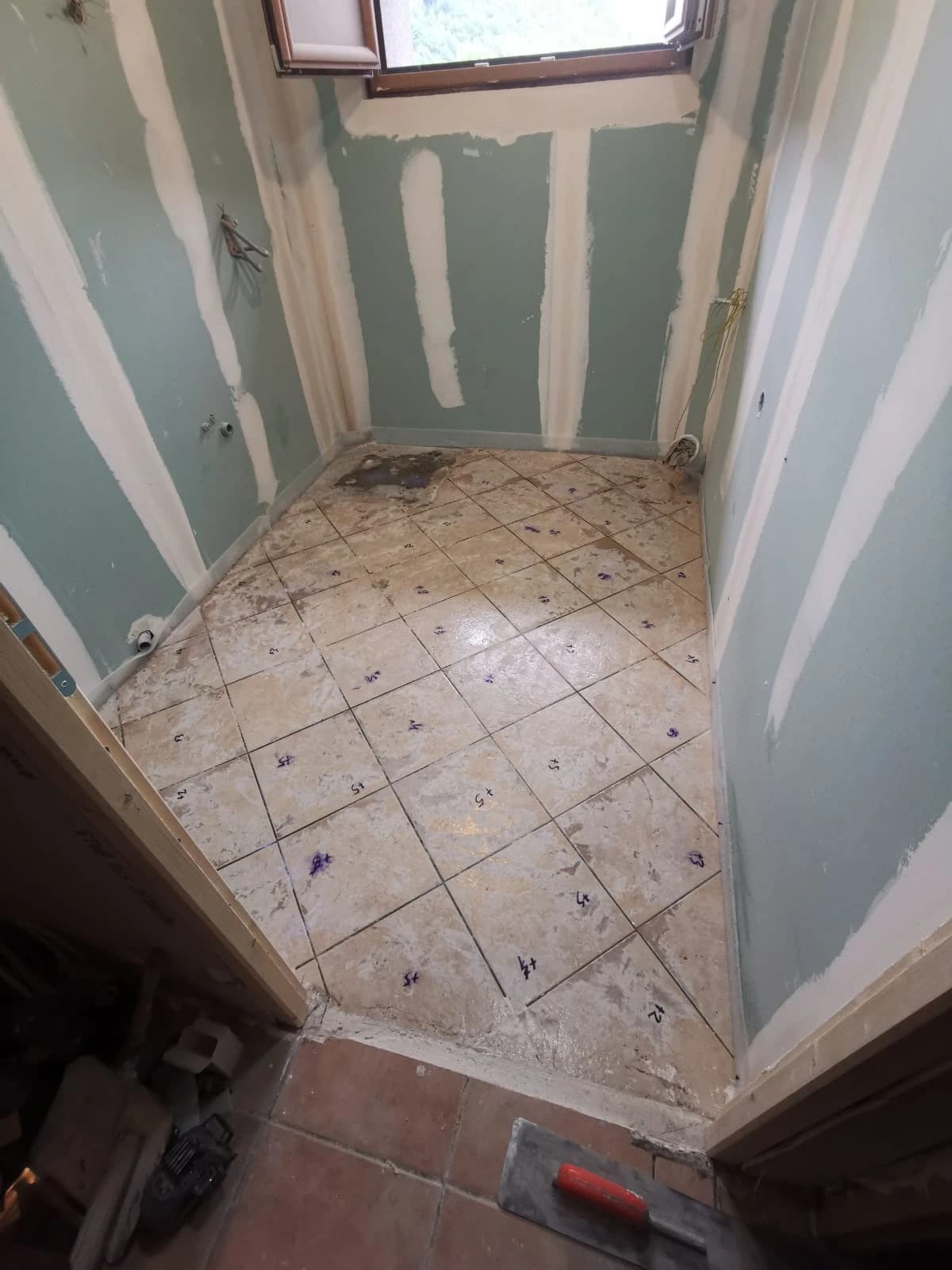 Les murs sont plaqués et jointés