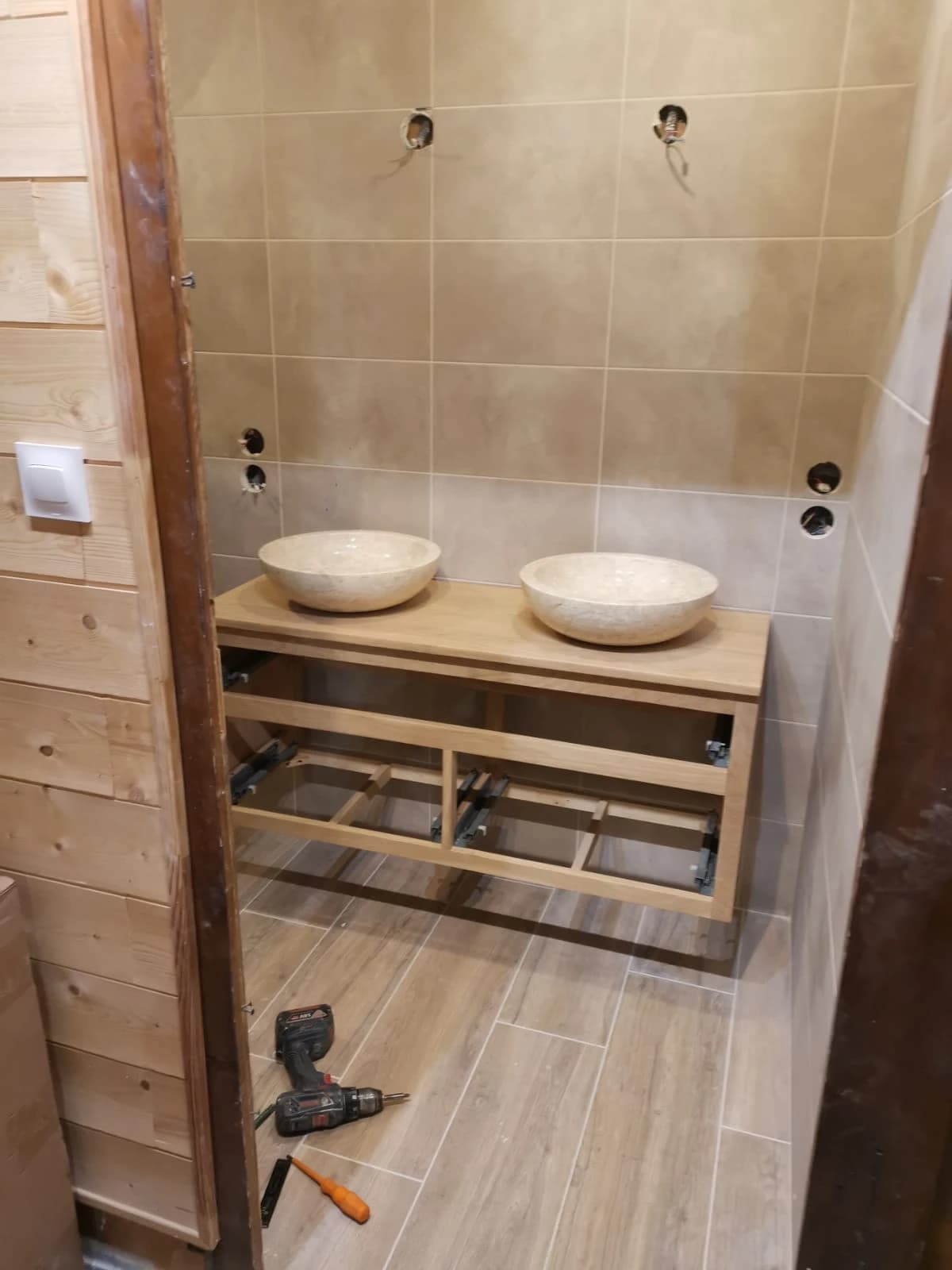 Le meuble en chêne et ses deux vasques en pierre