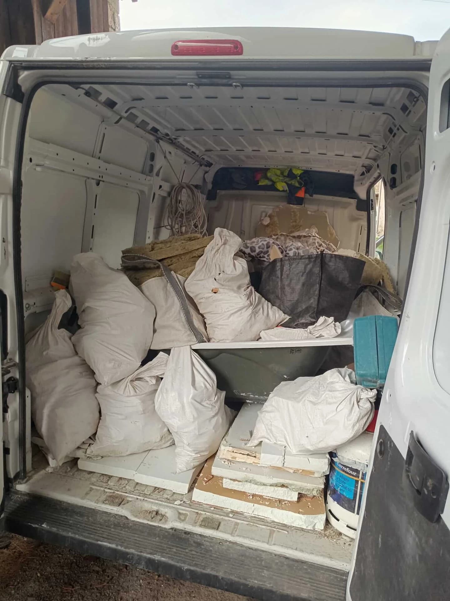 2 fourgons de déchets seront emmenés en dechetterie après un tri soigneux sur le chantier