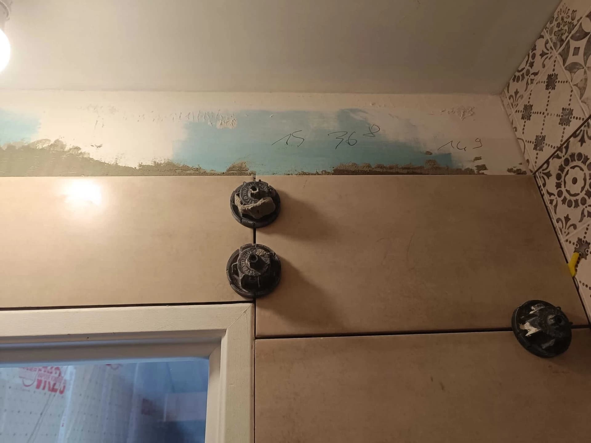 Carrelage autour de la porte