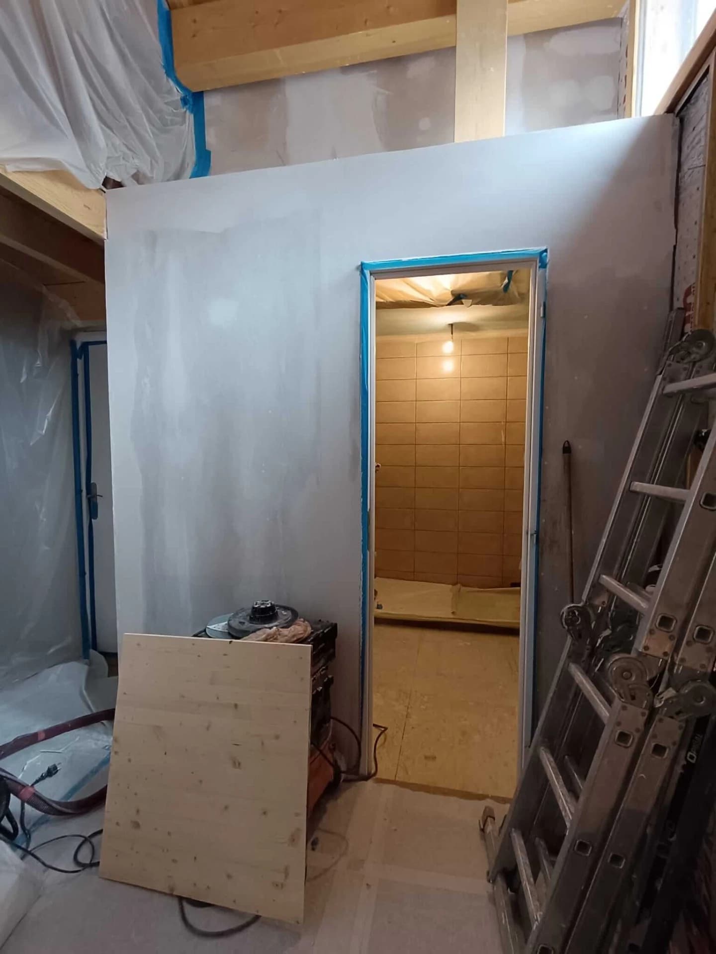 Le cadre de la porte est ré employé