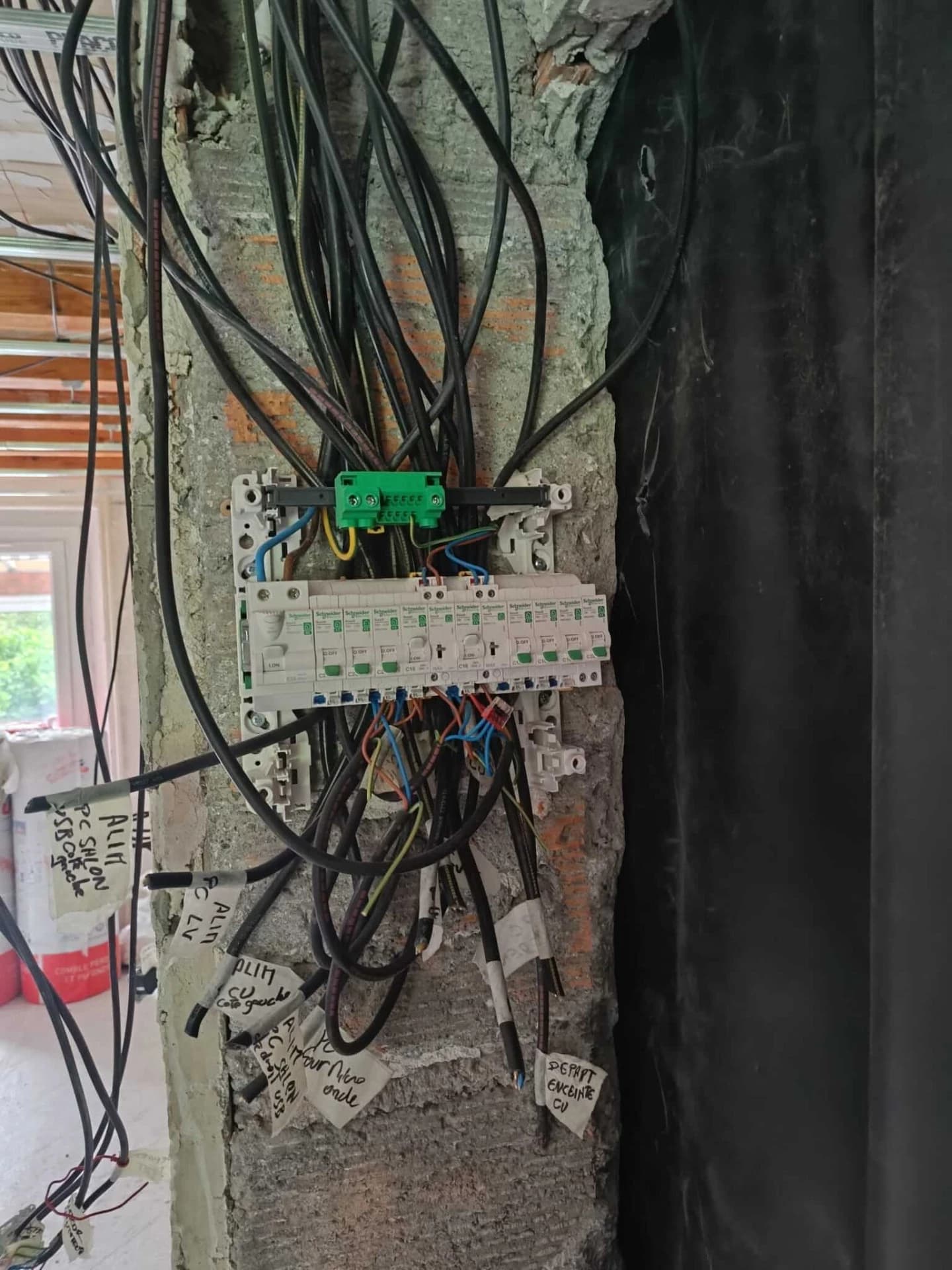 Le tableau électrique 1 rangée est fixé contre le conduit, à l'emplacement du futur placard