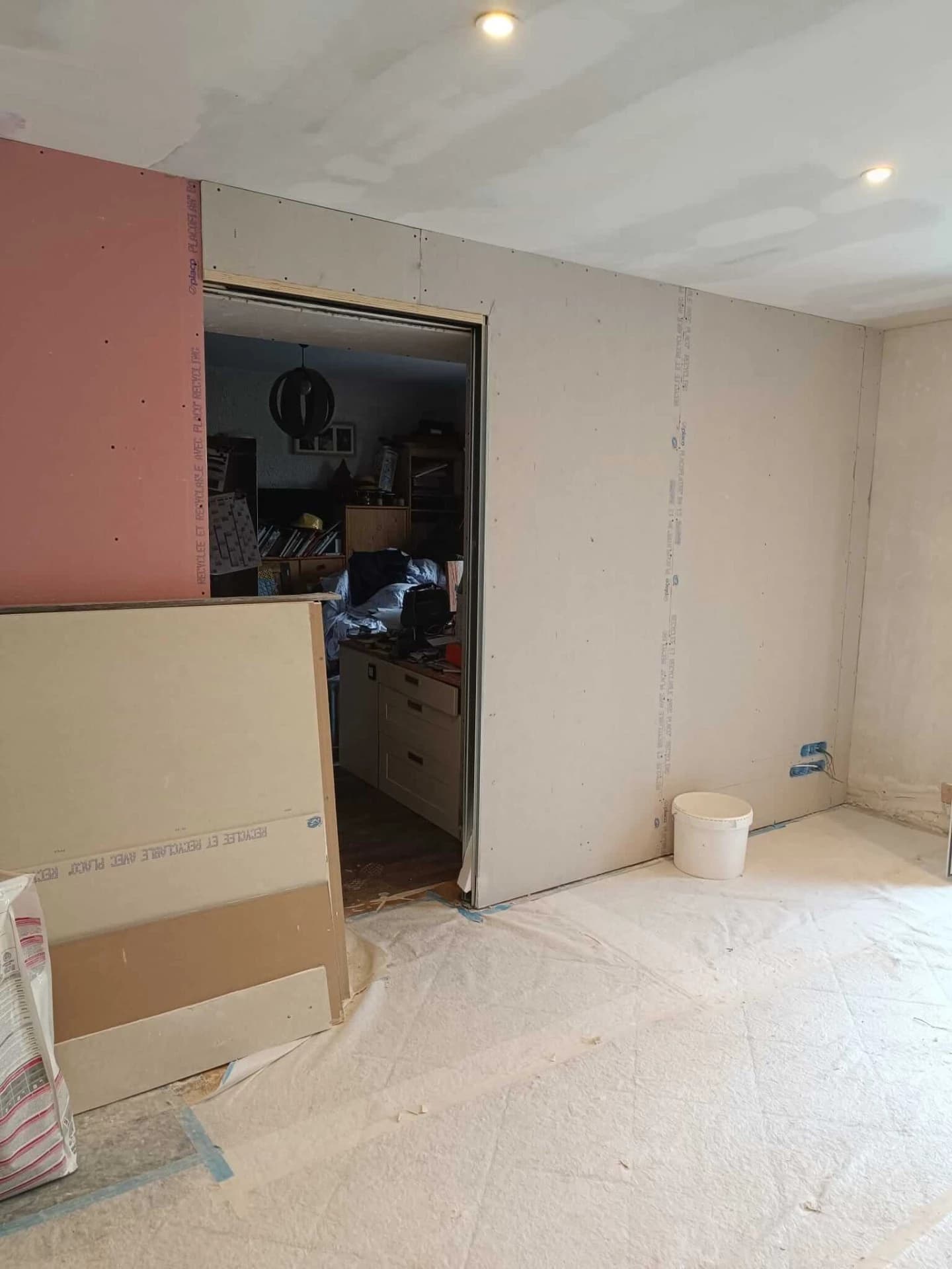 Habillage du châssis à galandage côté bureau