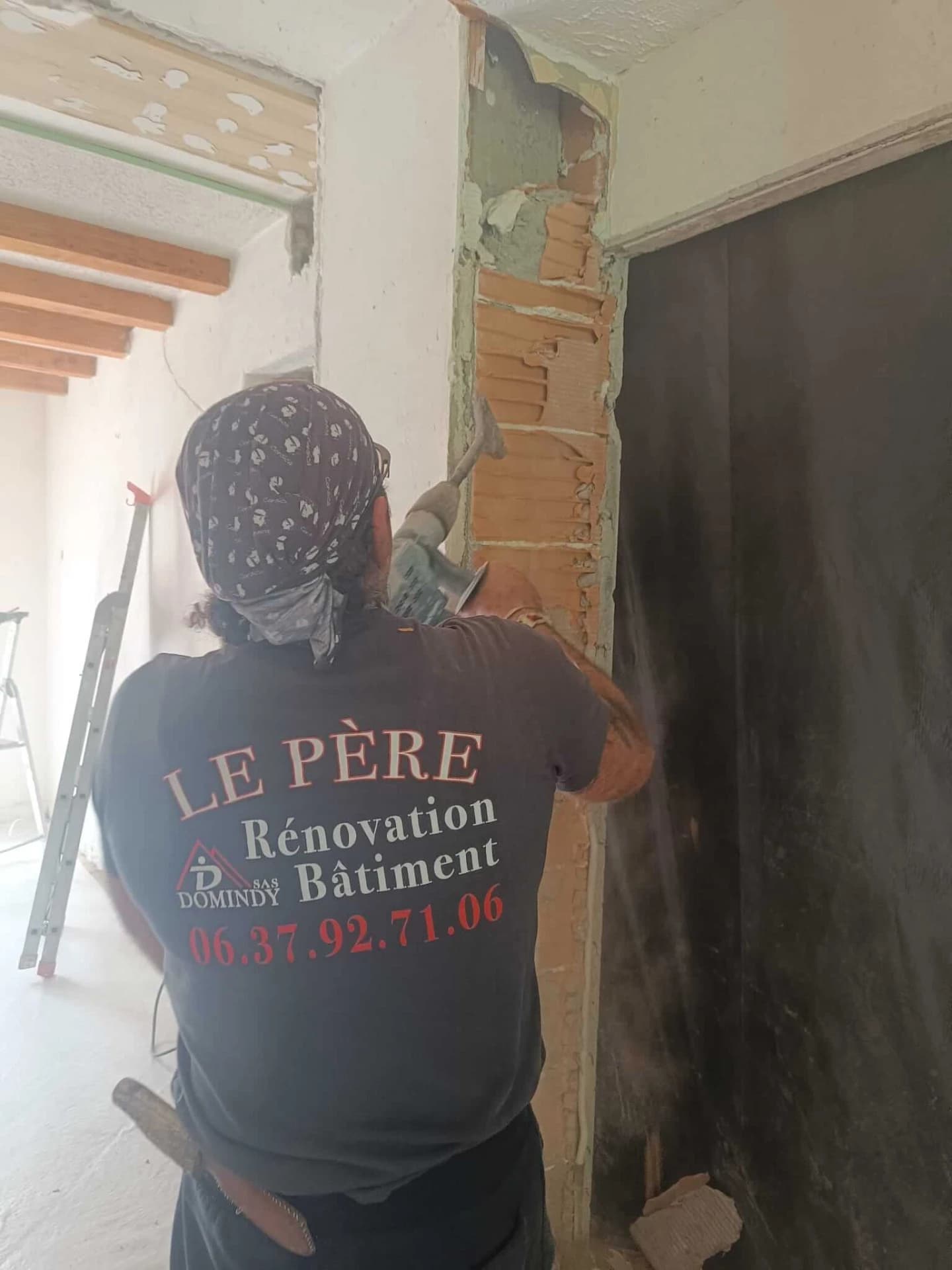 Nous enlevons les briques contre ce conduit qui recevra le futur tableau électrique