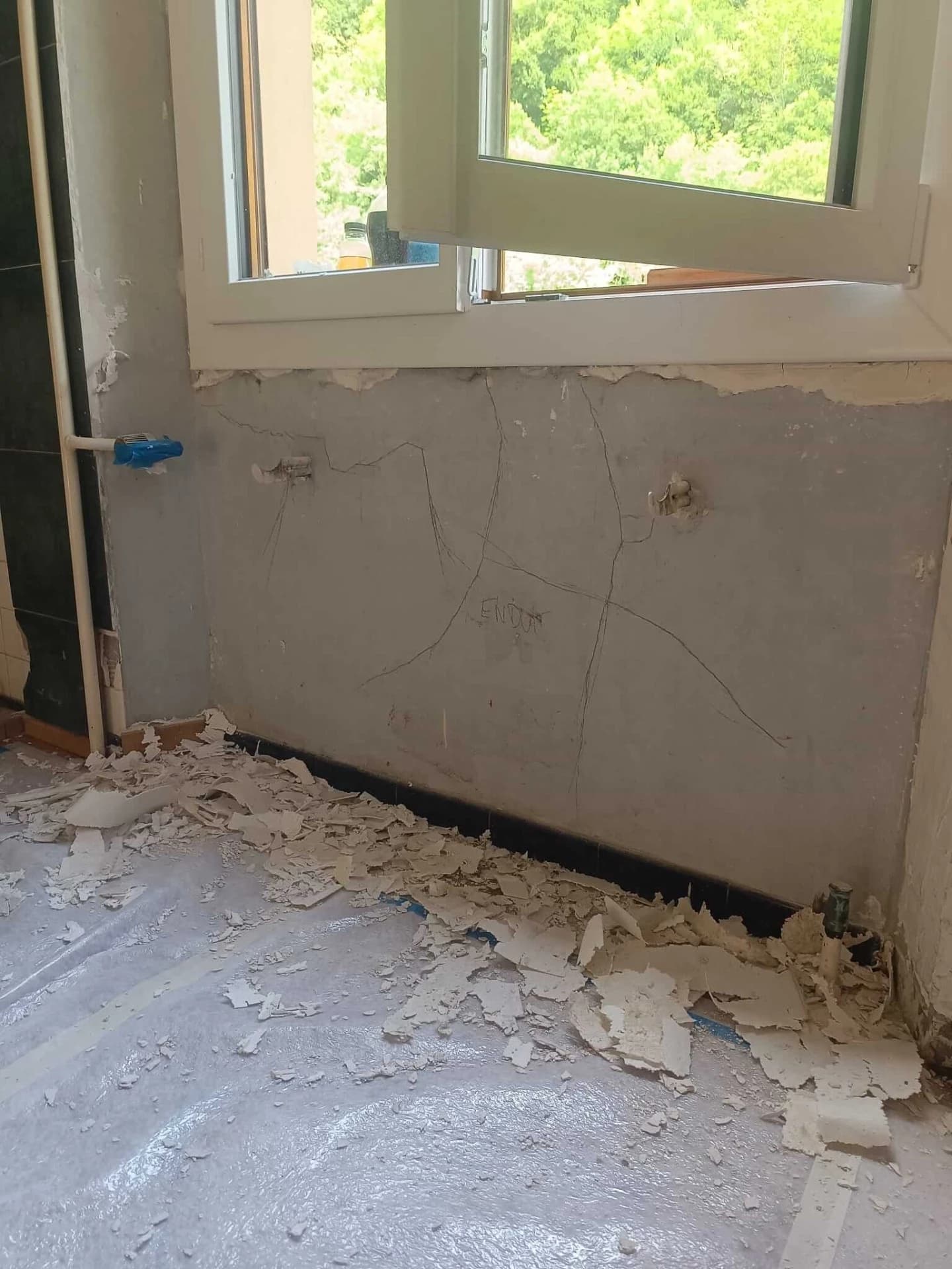 Les enduits/tapisseries sont retirés sur les 2 murs des fenêtres