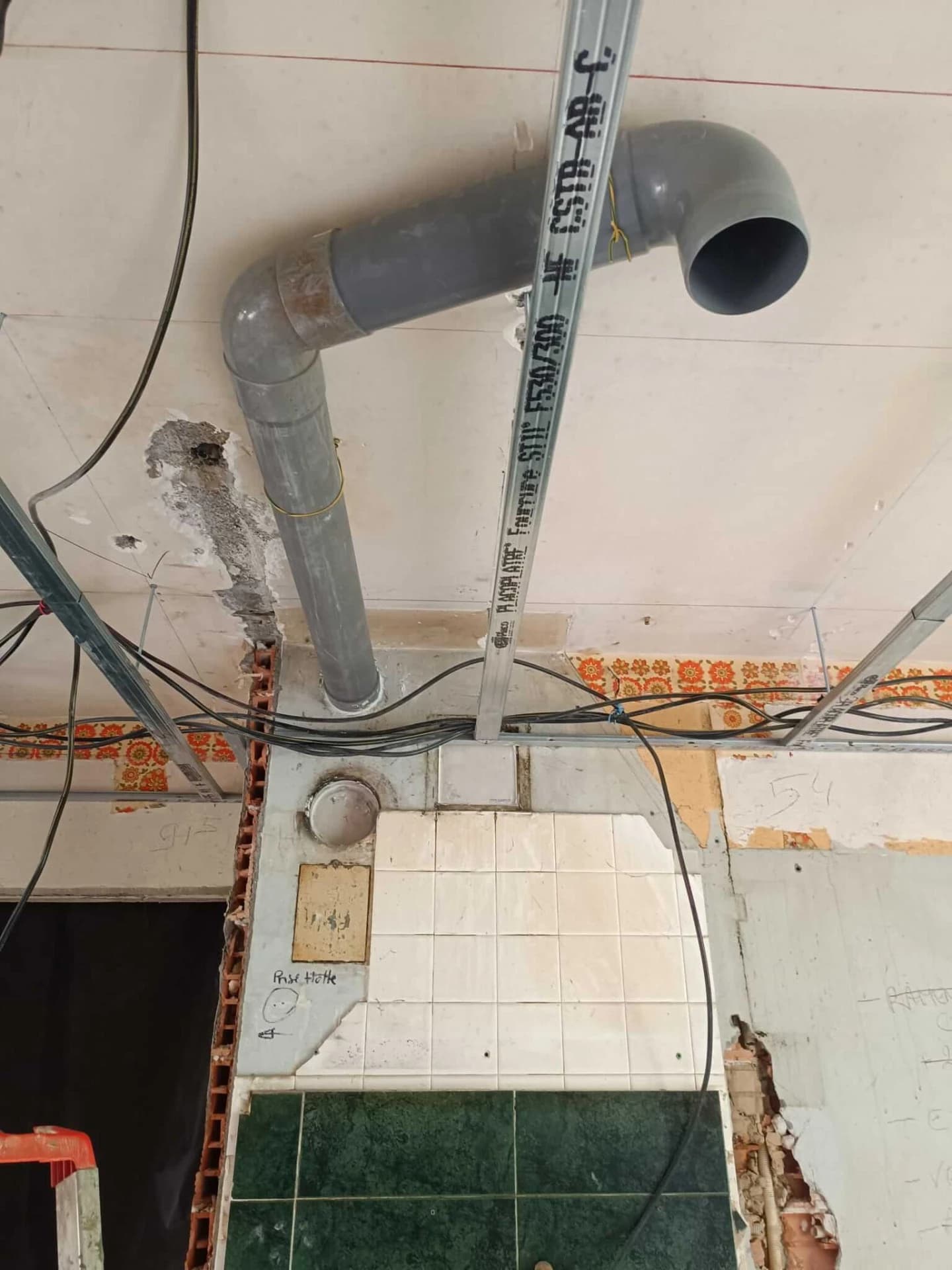 Des tubes sont mis en oeuvre et permettront la bonne ventilation de la pièce