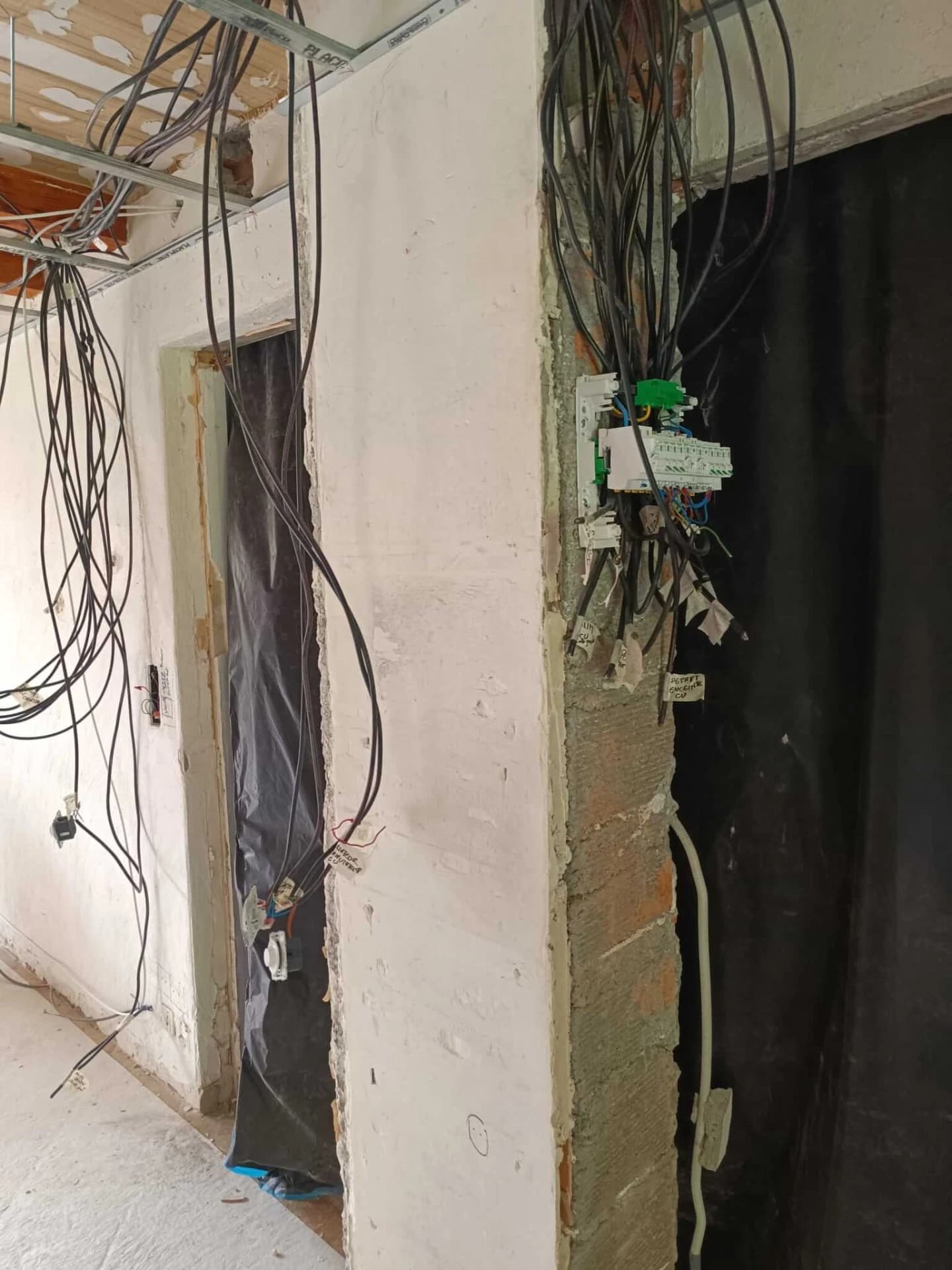 L'ensemble des câbles sont ramenés au tableau électrique