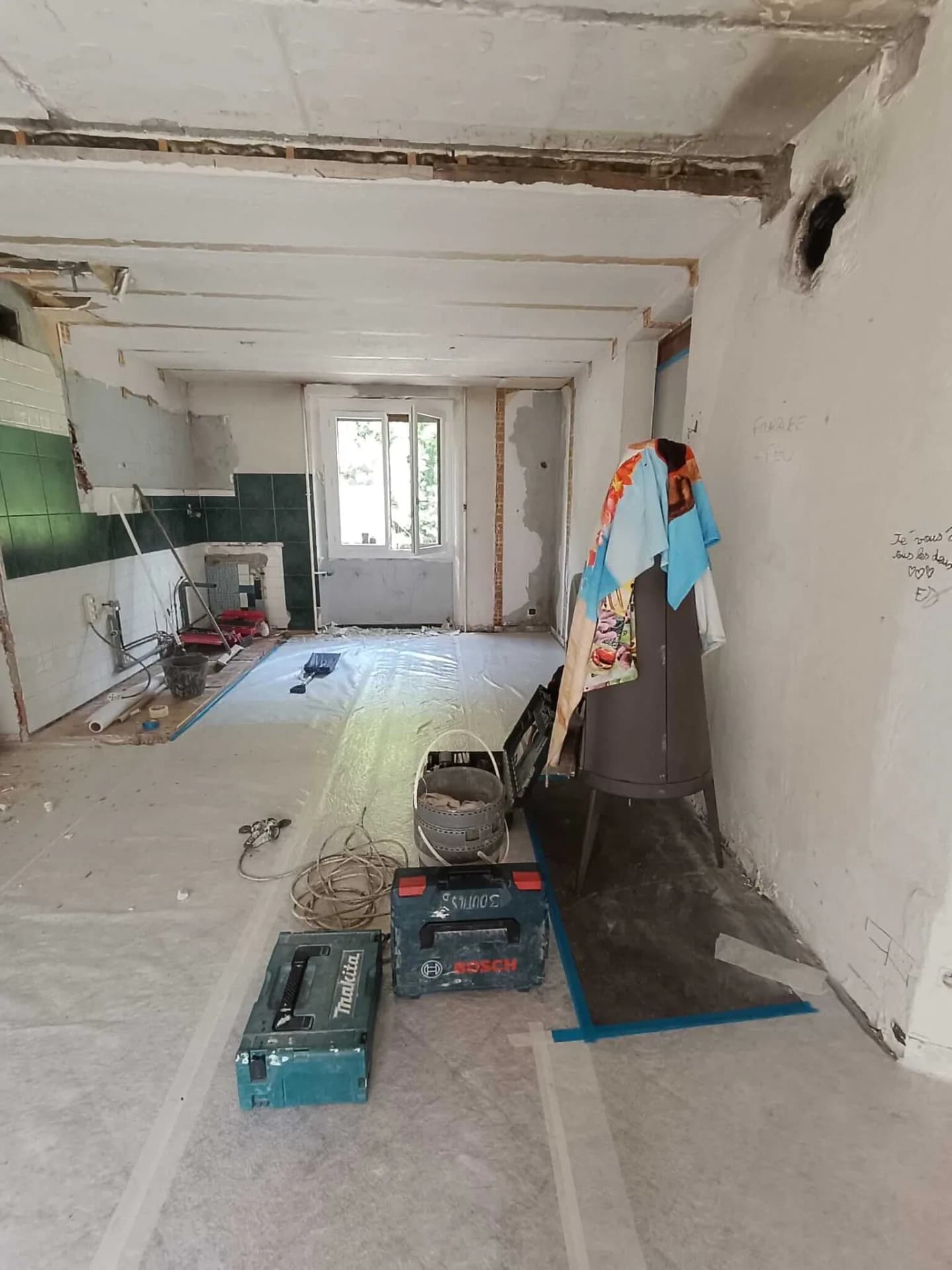 Un poêle à bois se trouve dans le salon
