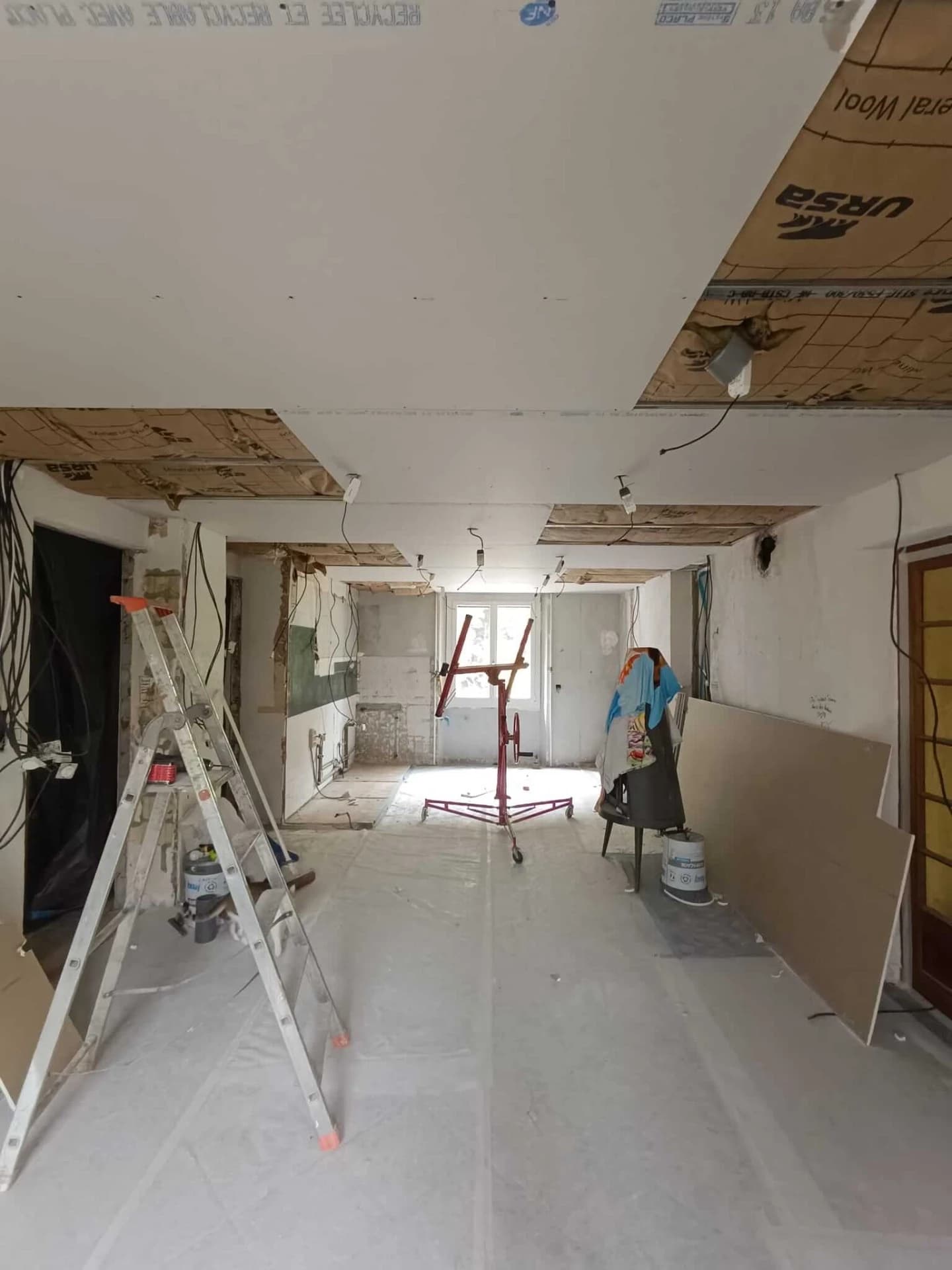 Mise en oeuvre des plaques de plâtre au plafond