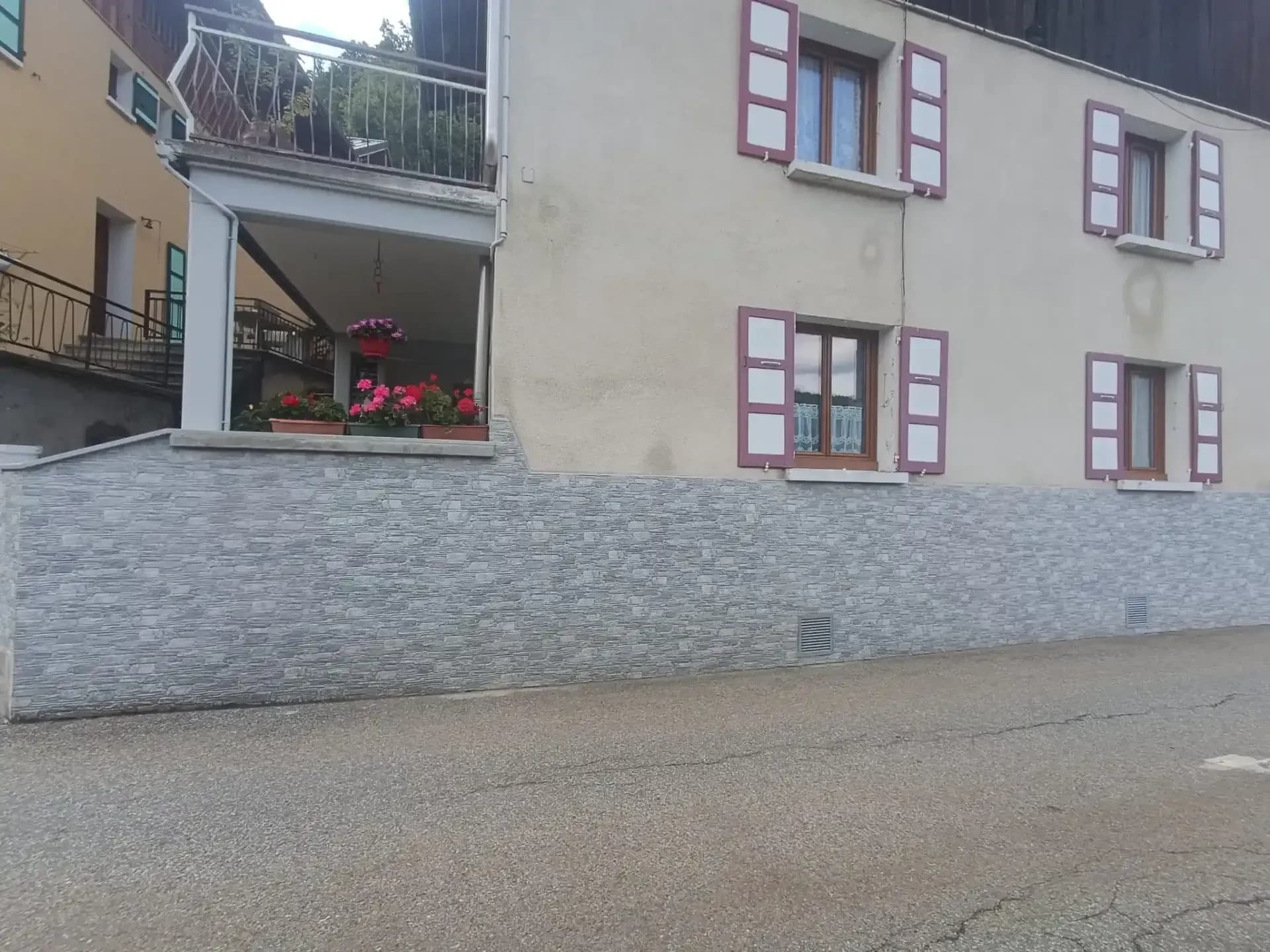Parement exterieur imitation pierre à Bonneval – vue du chantier 19