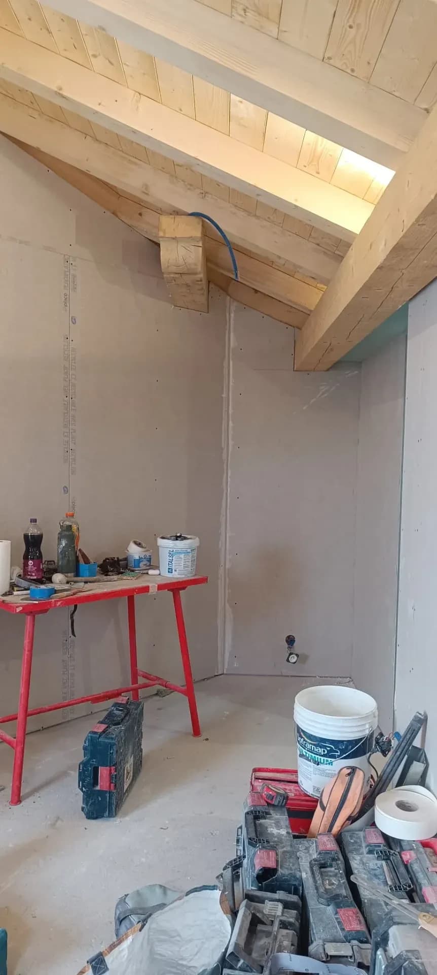 Pose des plaques dans le futur espace dressing