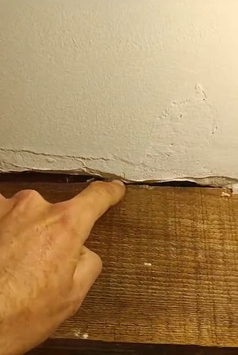 Le plafond est à reprendre