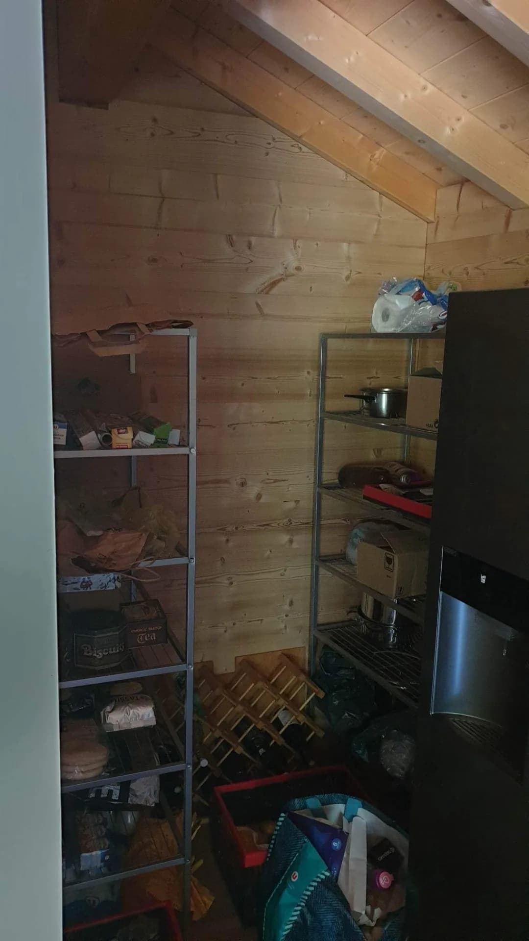 Rayonnages en vieux bois à Celliers – vue du chantier 2
